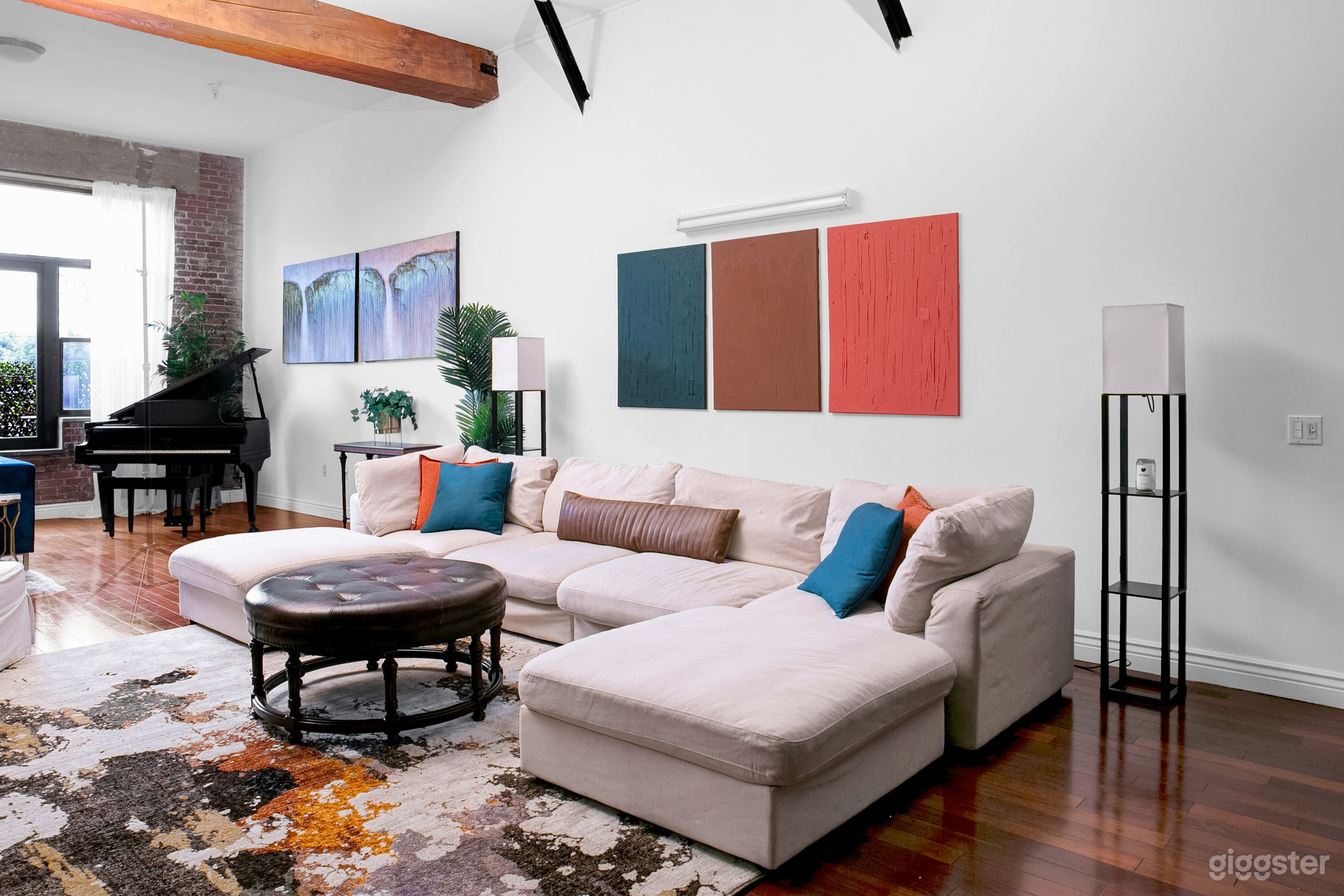 Spacious New York Inspired Loft Photo 4