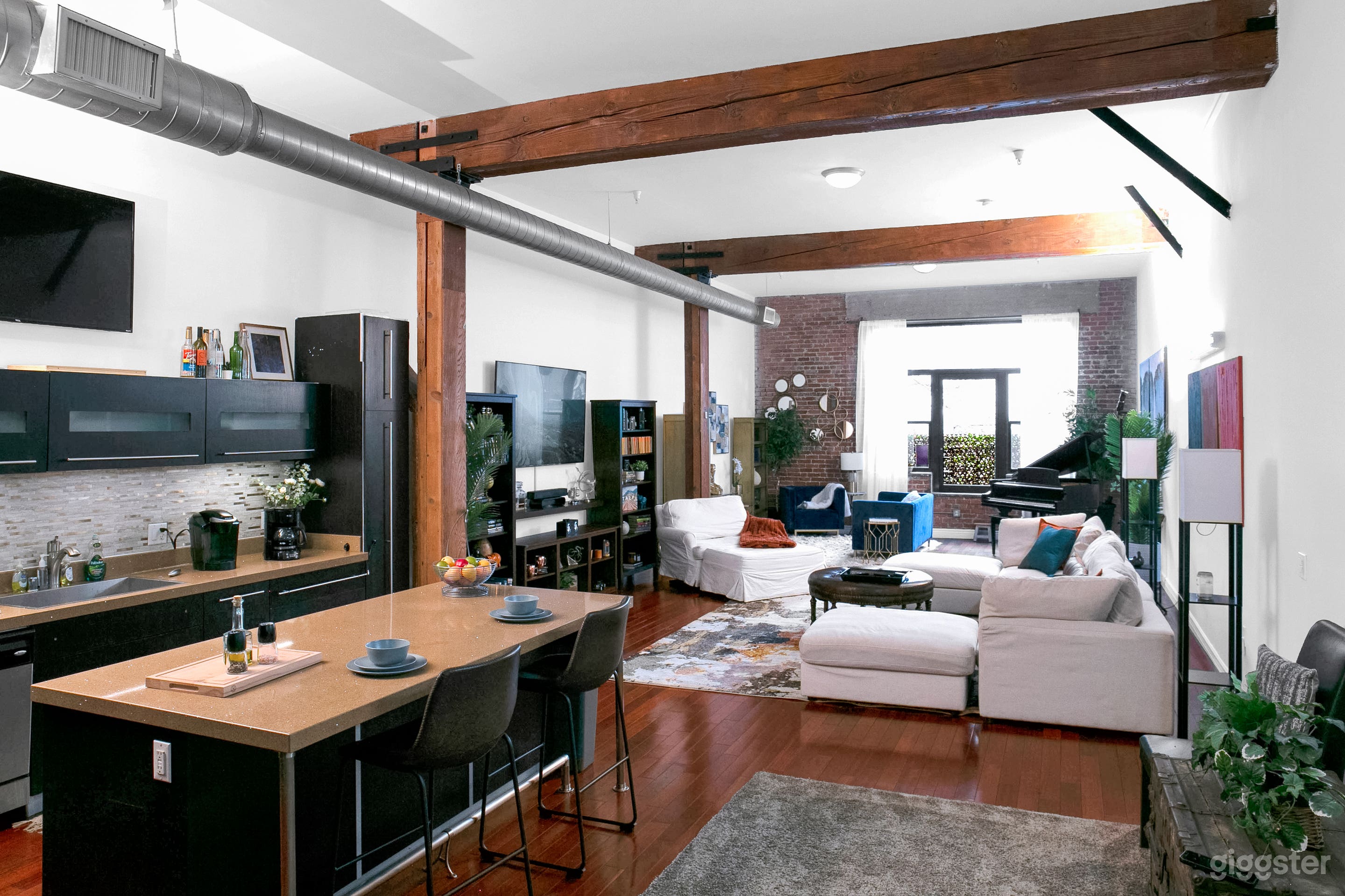 Spacious New York Inspired Loft Photo 1
