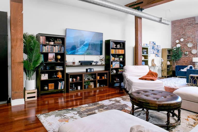  Spacious New York Inspired Loft 