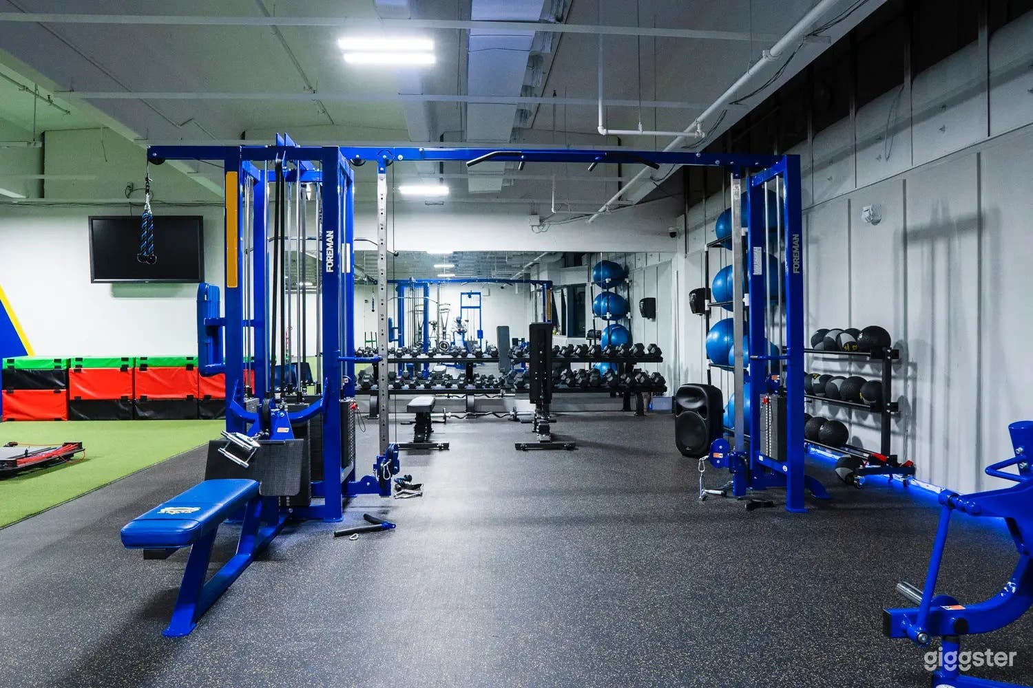 Bright &amp; Spacious Academic School Gym Photo 2