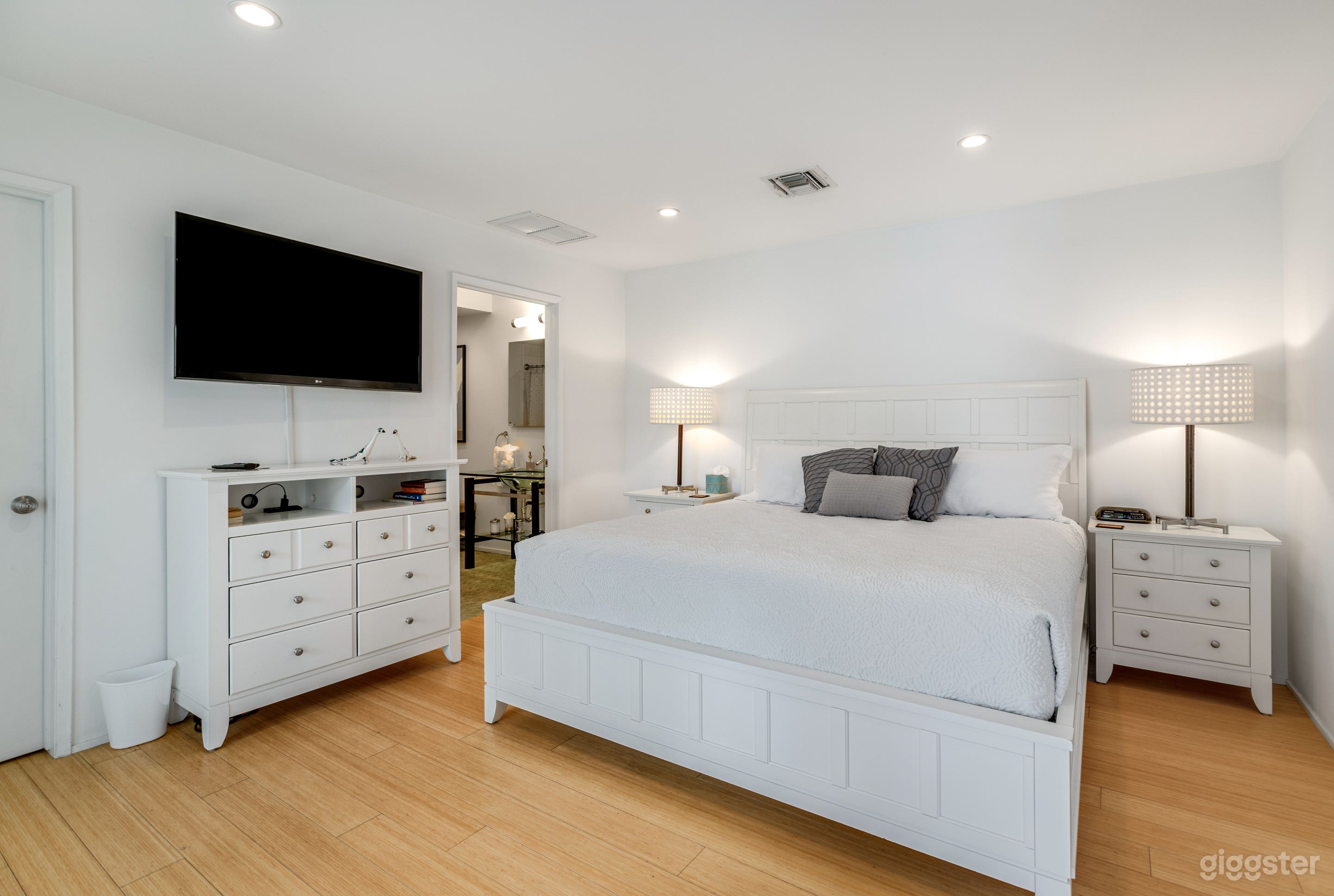 Private Movie Colony House Photo 4