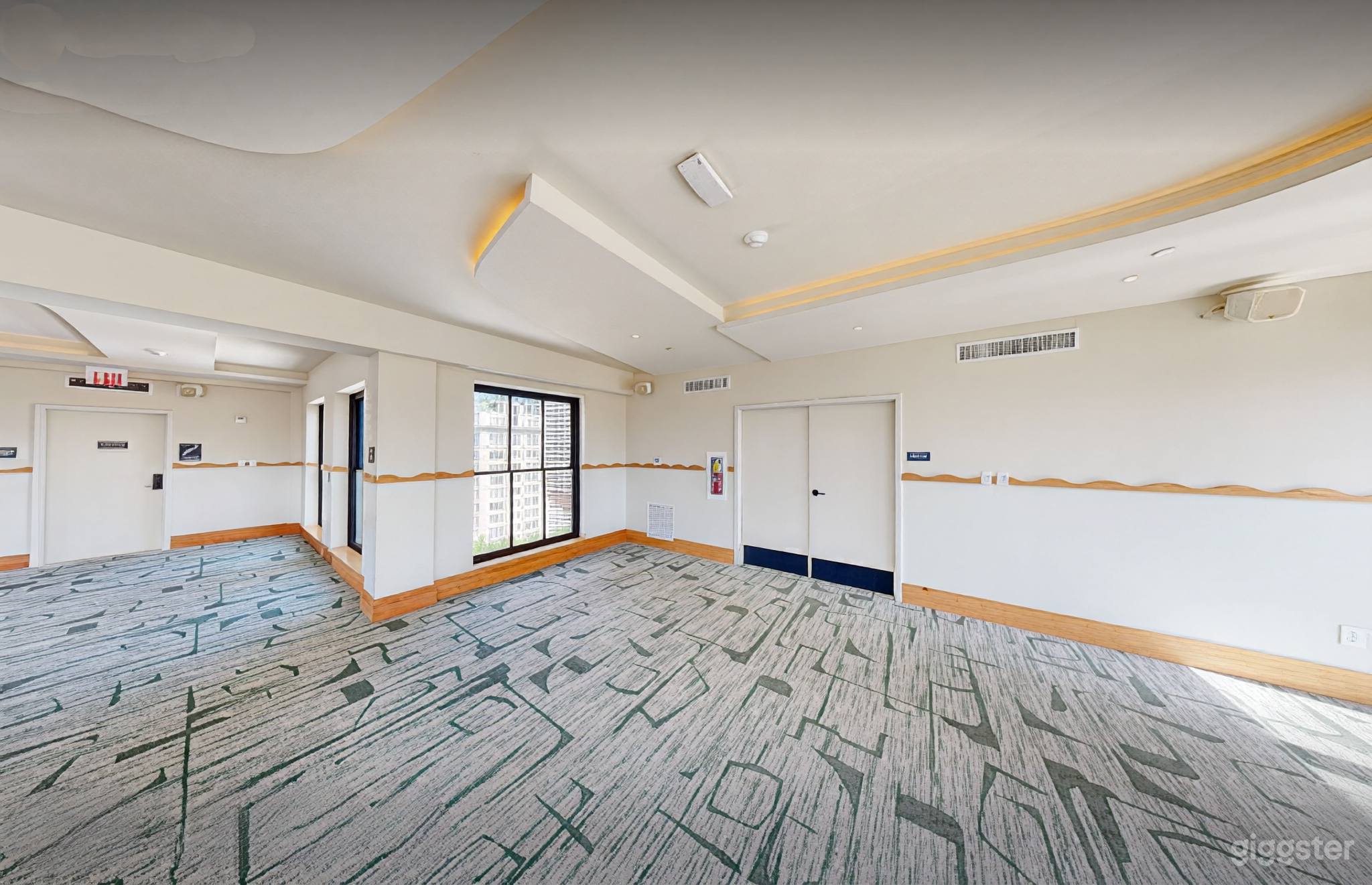 Elegant Ballroom & Flexible Event Space Photo 3
