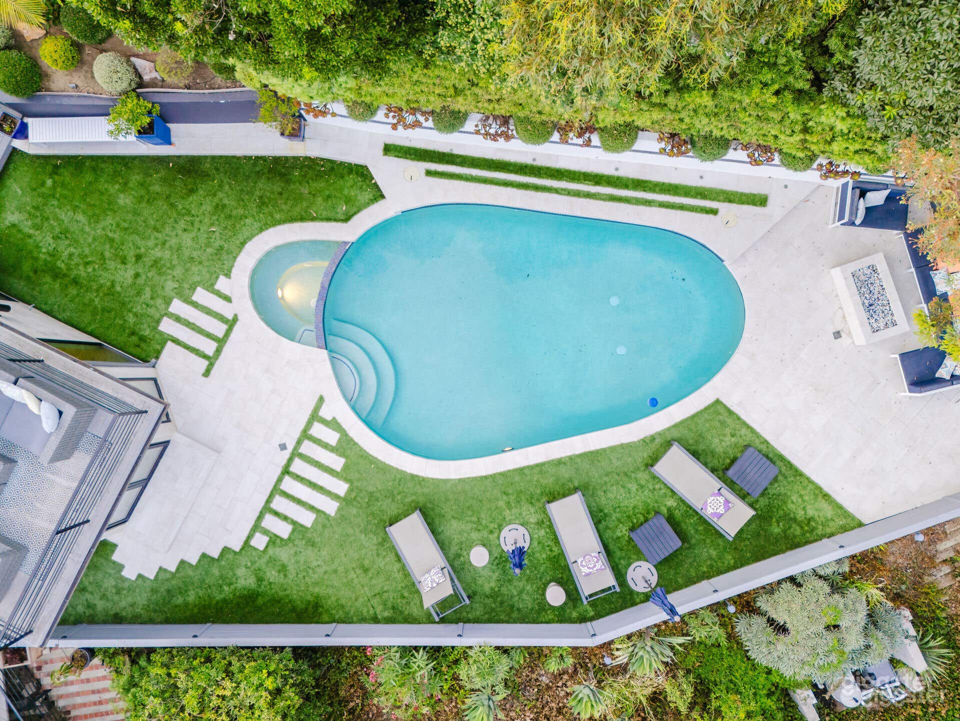 MODERN POOL WITH ARTISTIC TOUCHES Photo 2