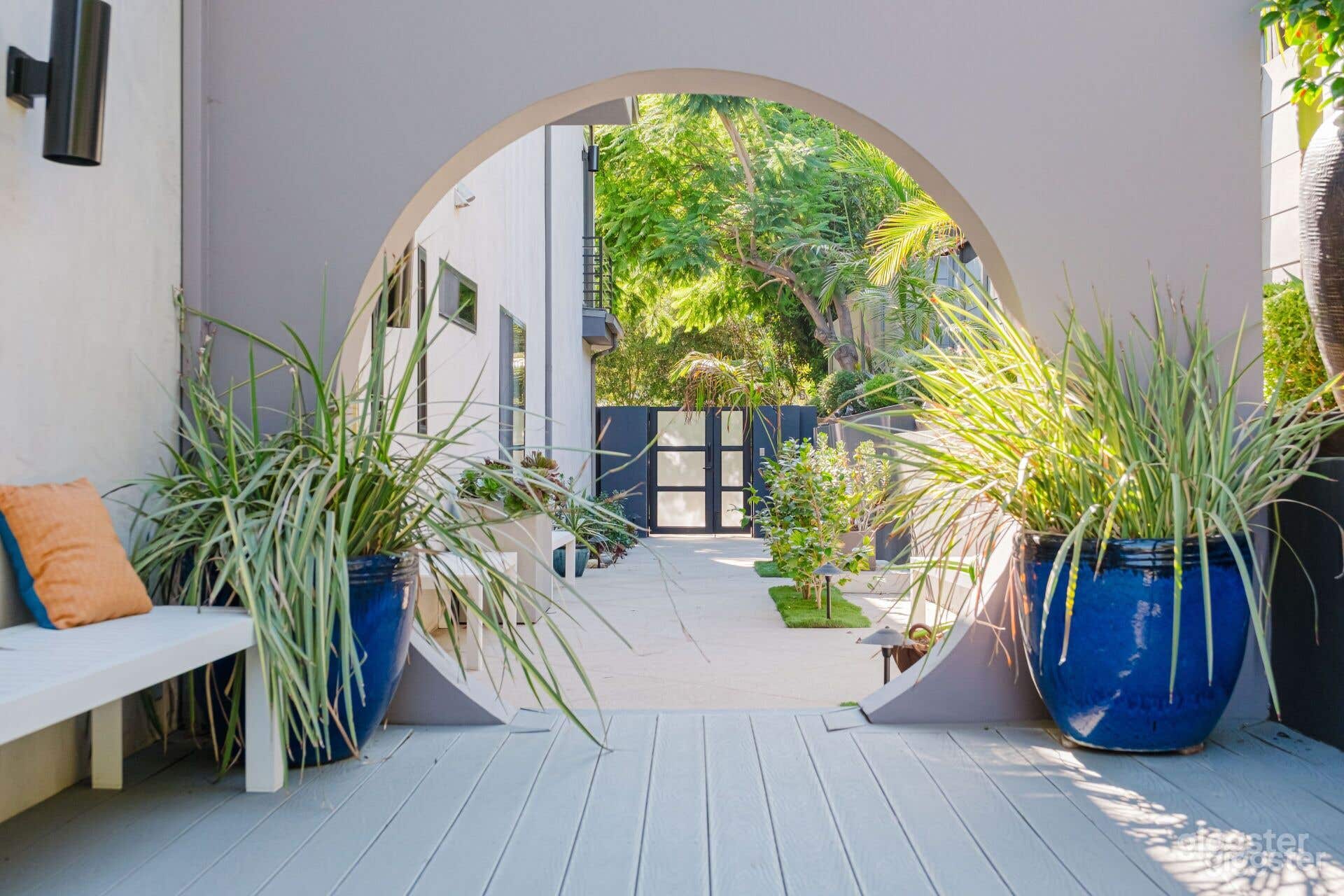 MODERN POOL WITH ARTISTIC TOUCHES Photo 3