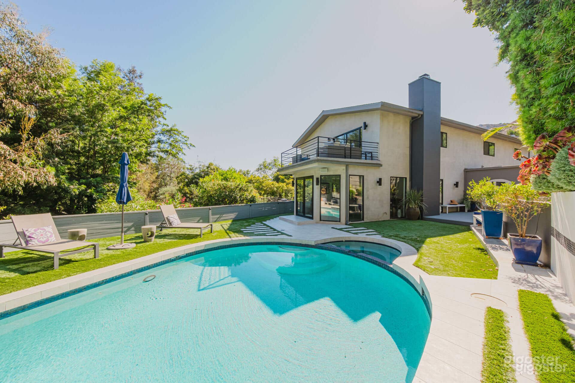 MODERN POOL WITH ARTISTIC TOUCHES Photo 1