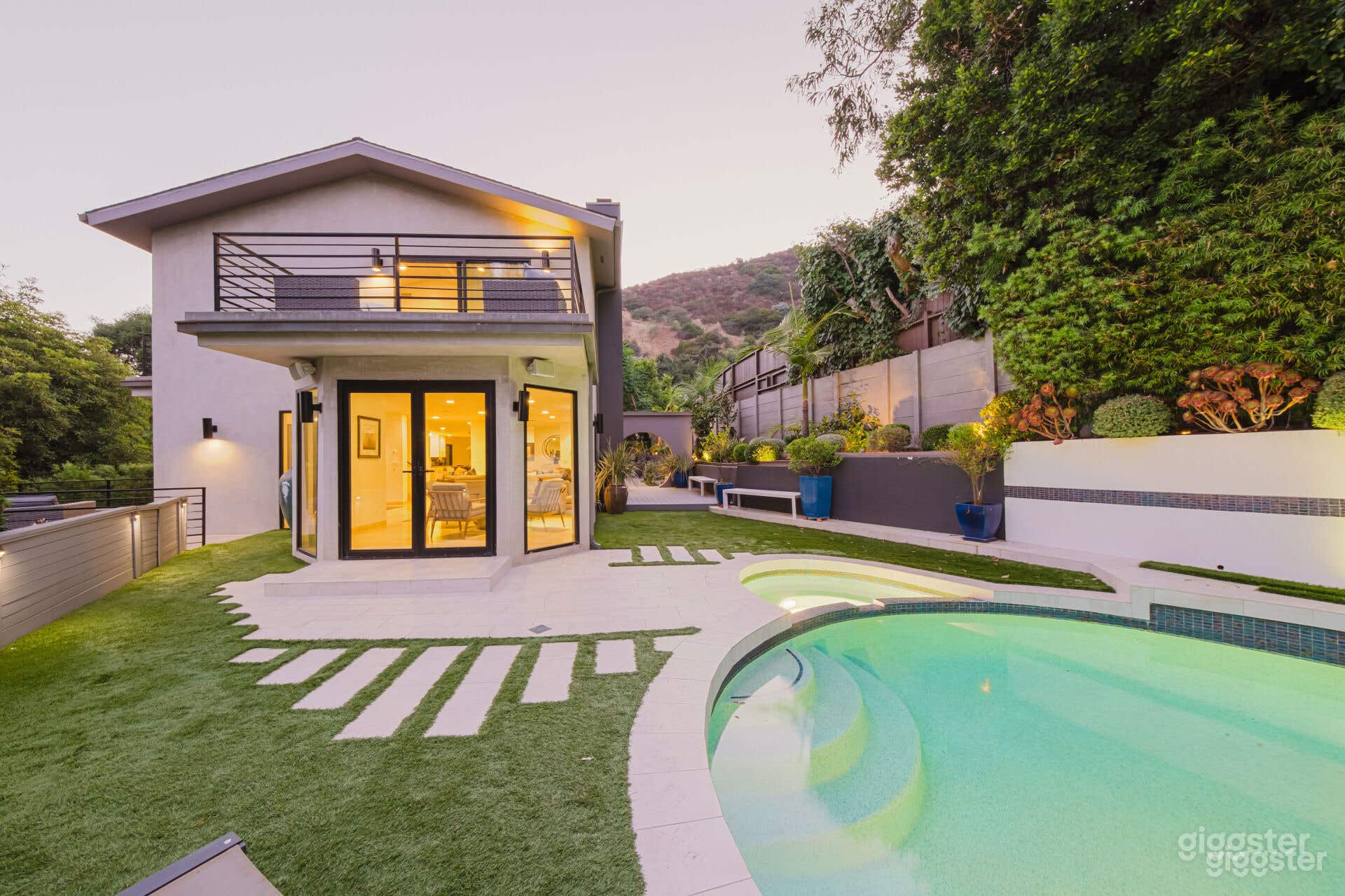 MODERN POOL WITH ARTISTIC TOUCHES Photo 4