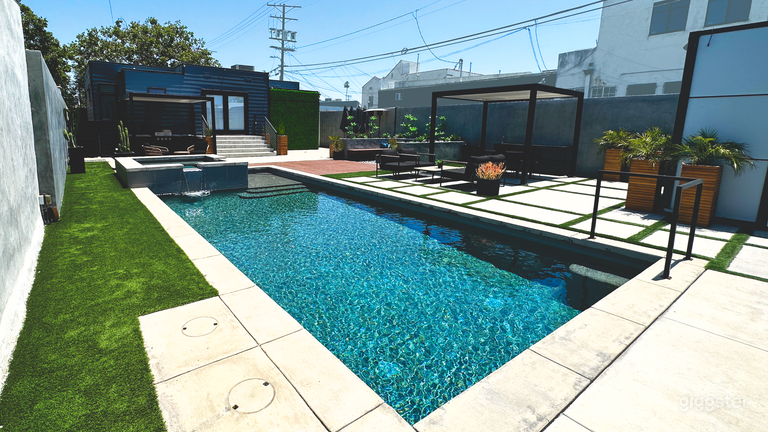  Blue House w/ the Green Door - Pool/HotTub/85"TV 