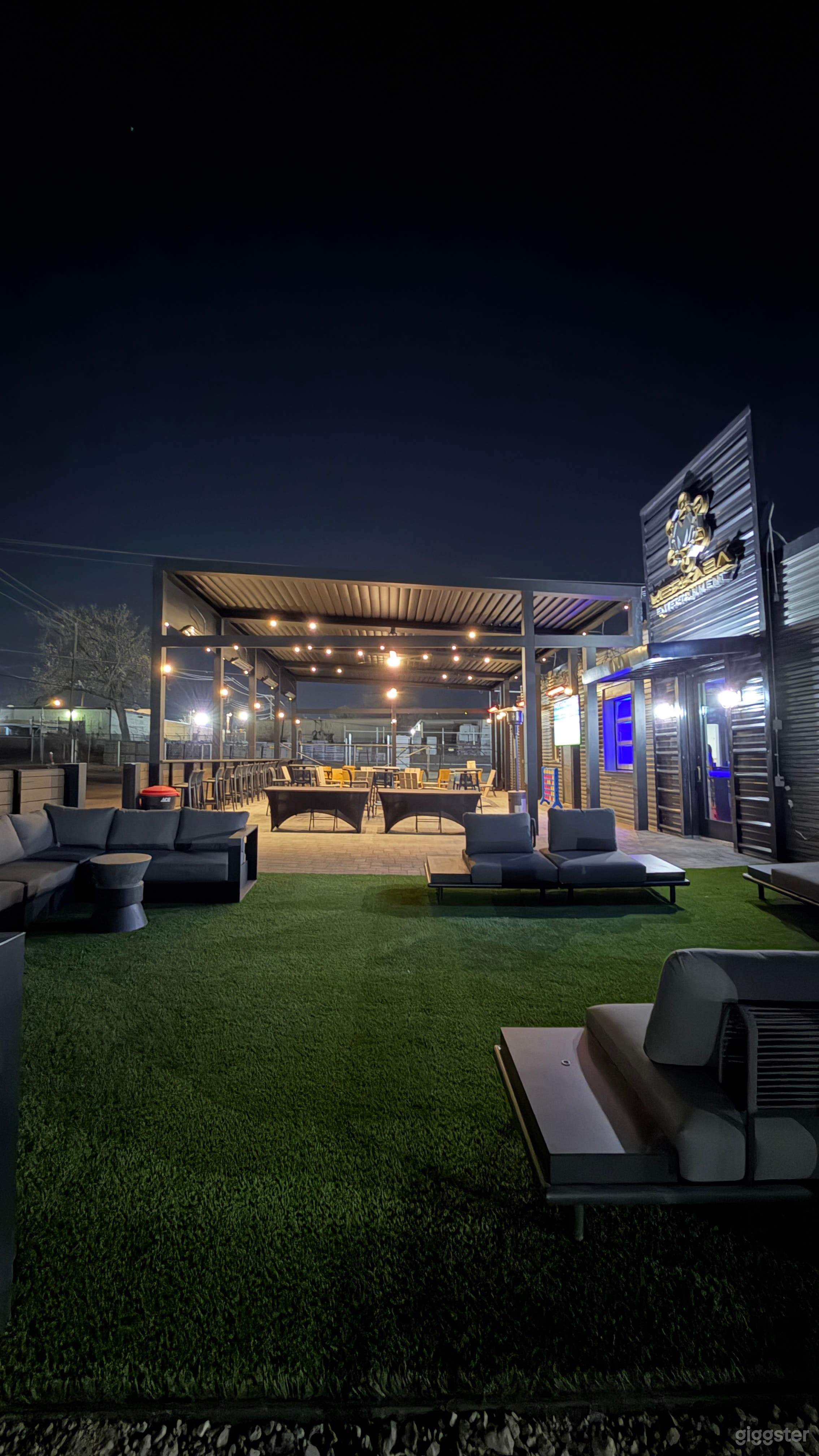 Upscale Indoor/Outdoor Event Venue Photo 3