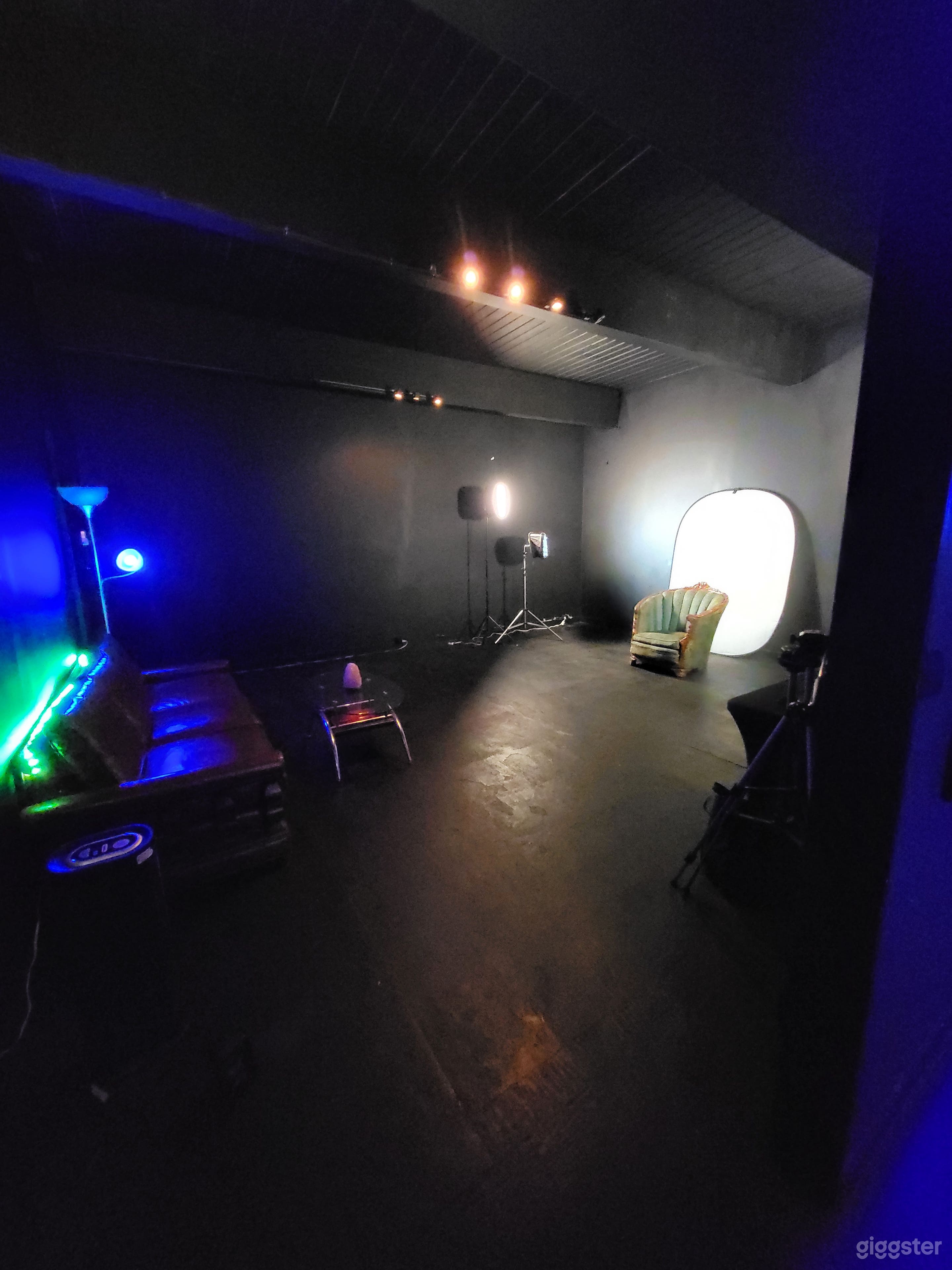 Versatile downtown studio  Photo 1