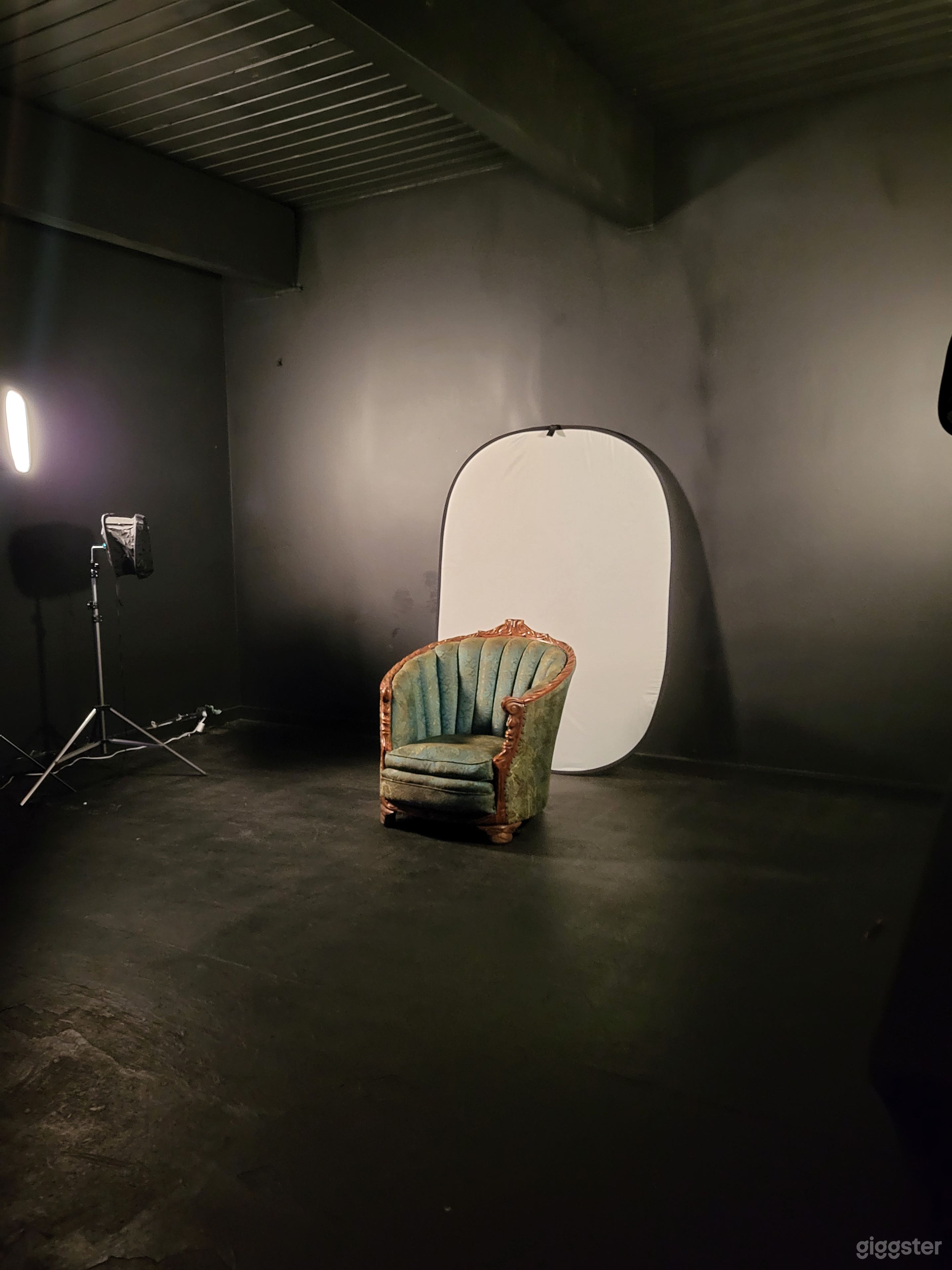 Versatile downtown studio  Photo 3