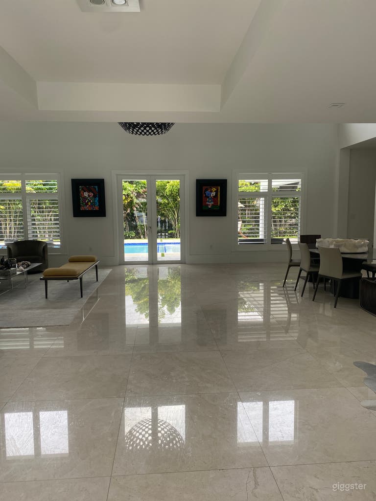  Elegant Modern Home Nestled within Oak Trees 