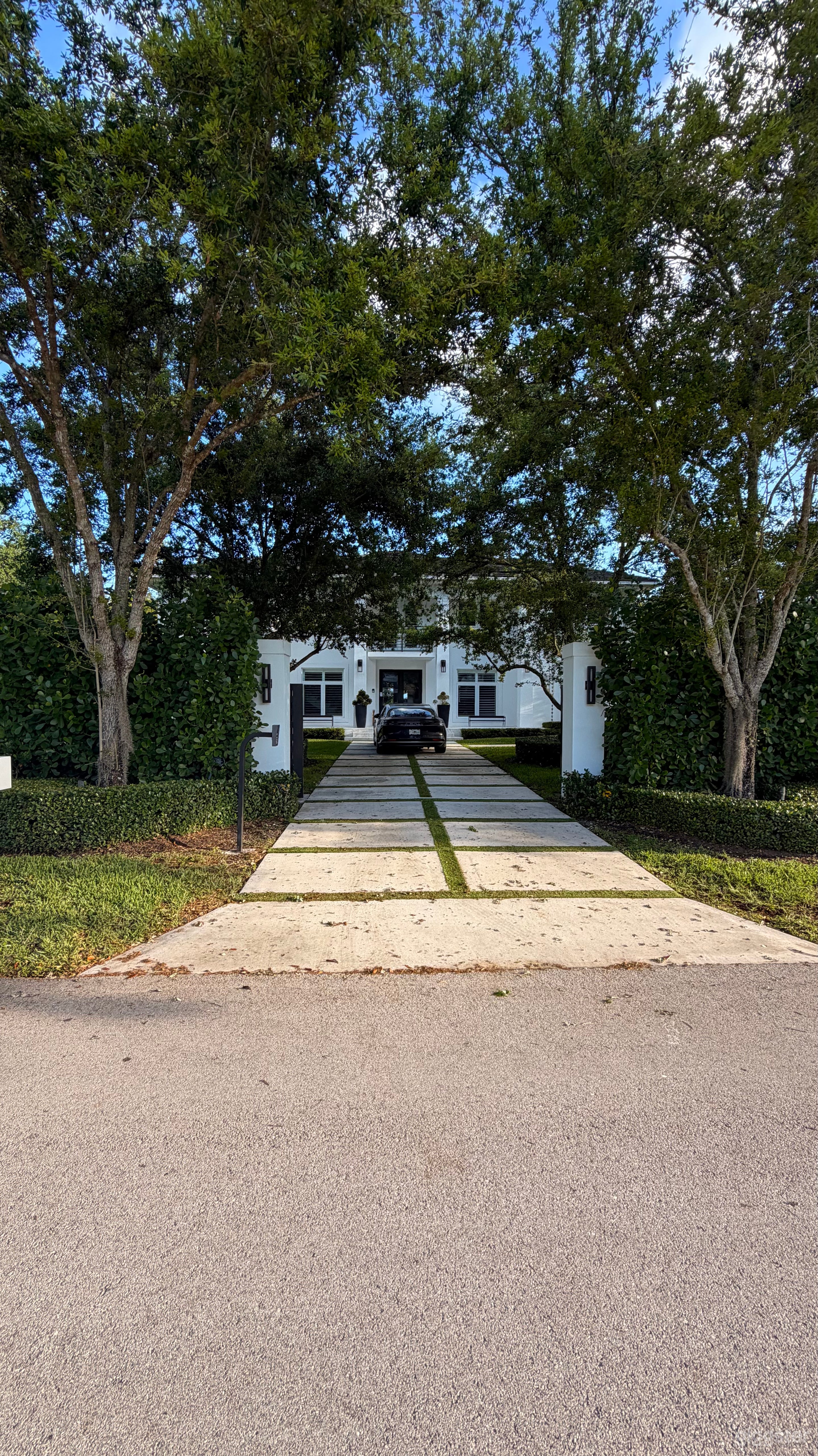 Elegant Modern Home Nestled within Oak Trees Photo 2