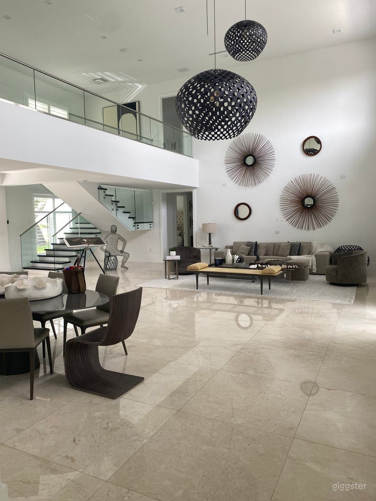  Elegant Modern Home Nestled within Oak Trees 