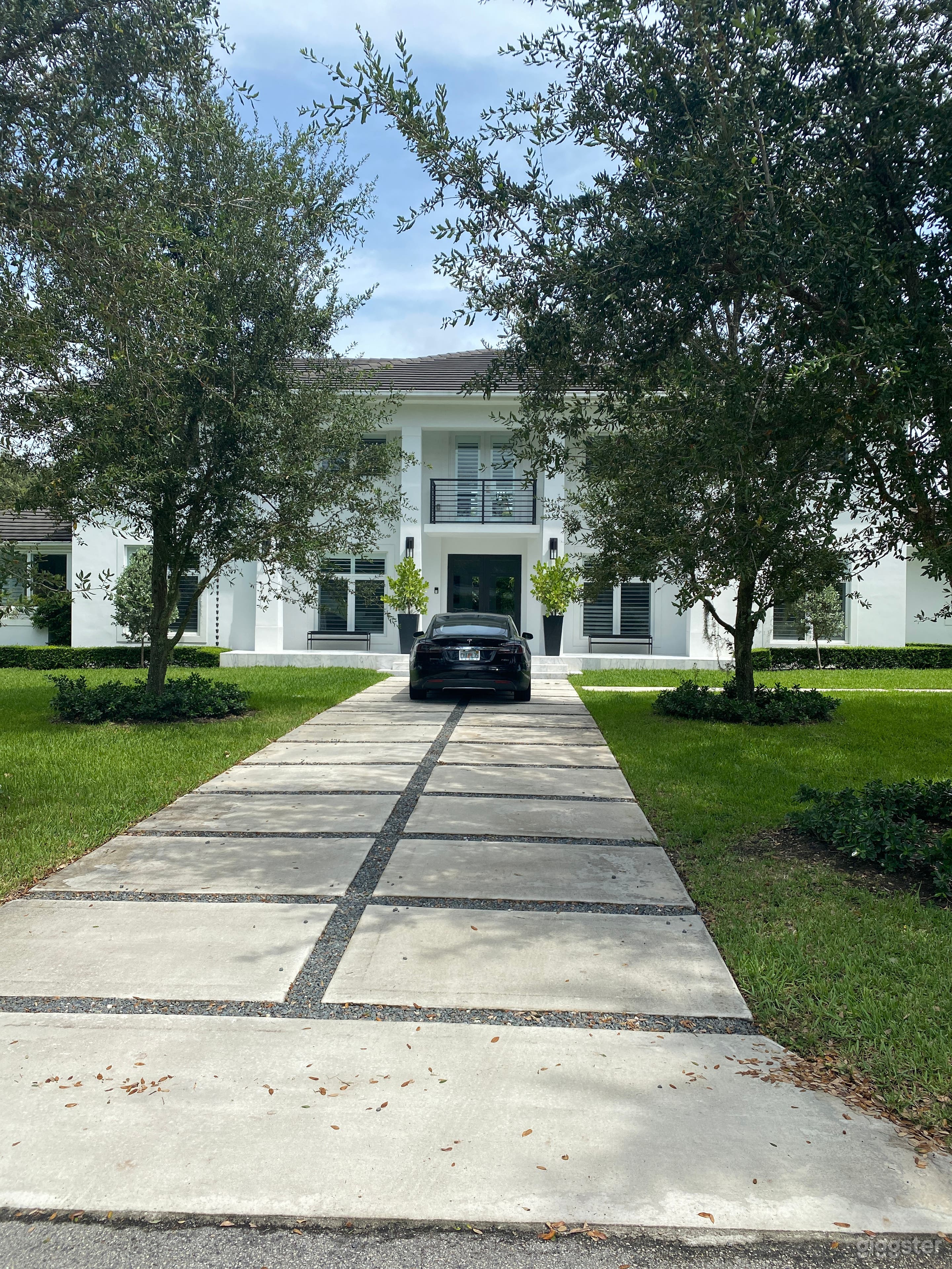 Elegant Modern Home Nestled within Oak Trees Photo 2