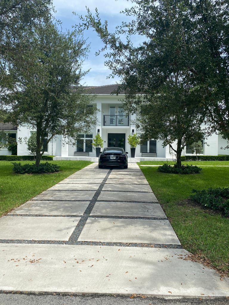  Elegant Modern Home Nestled within Oak Trees 