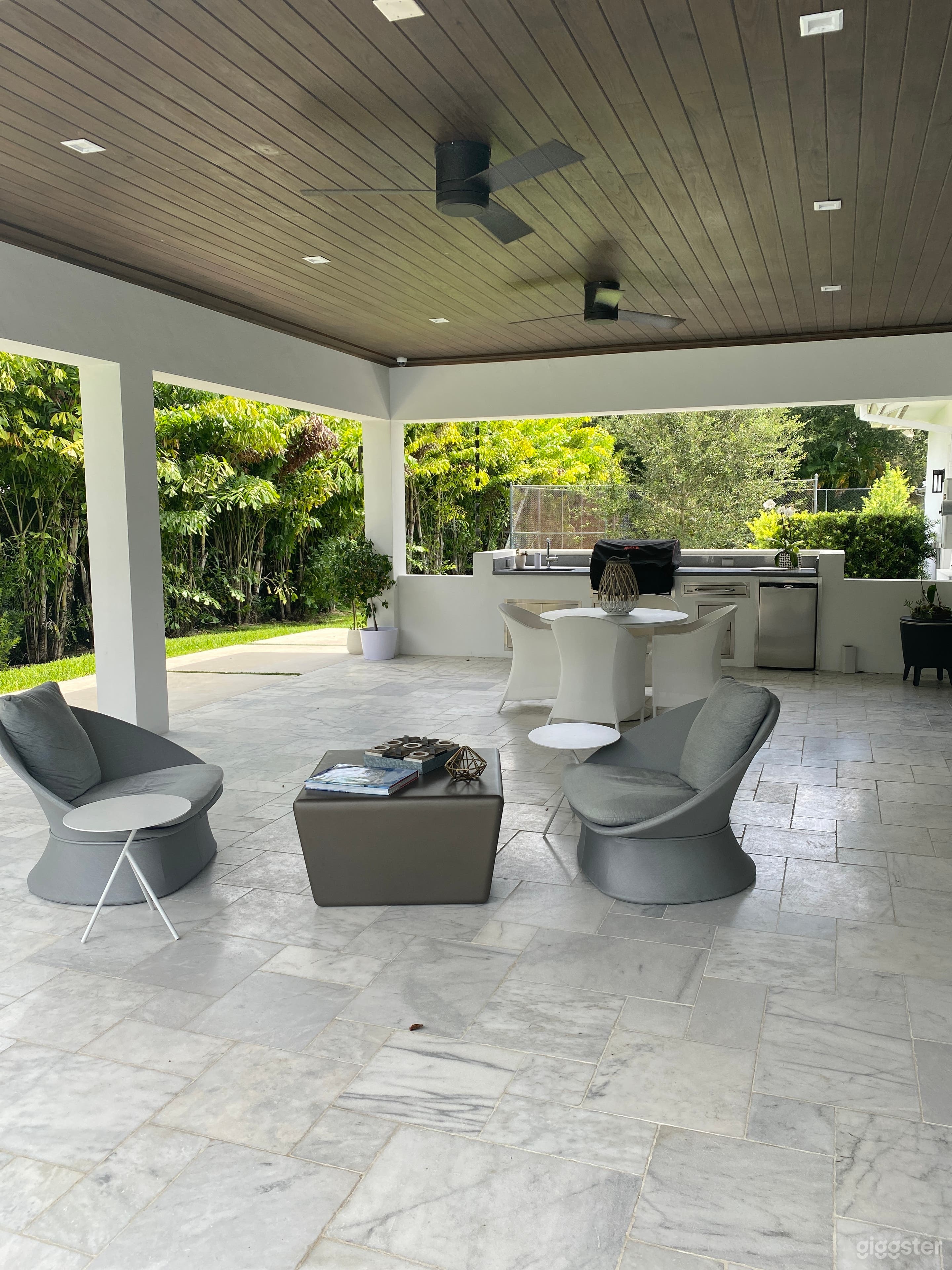 Elegant Modern Home Nestled within Oak Trees Photo 4