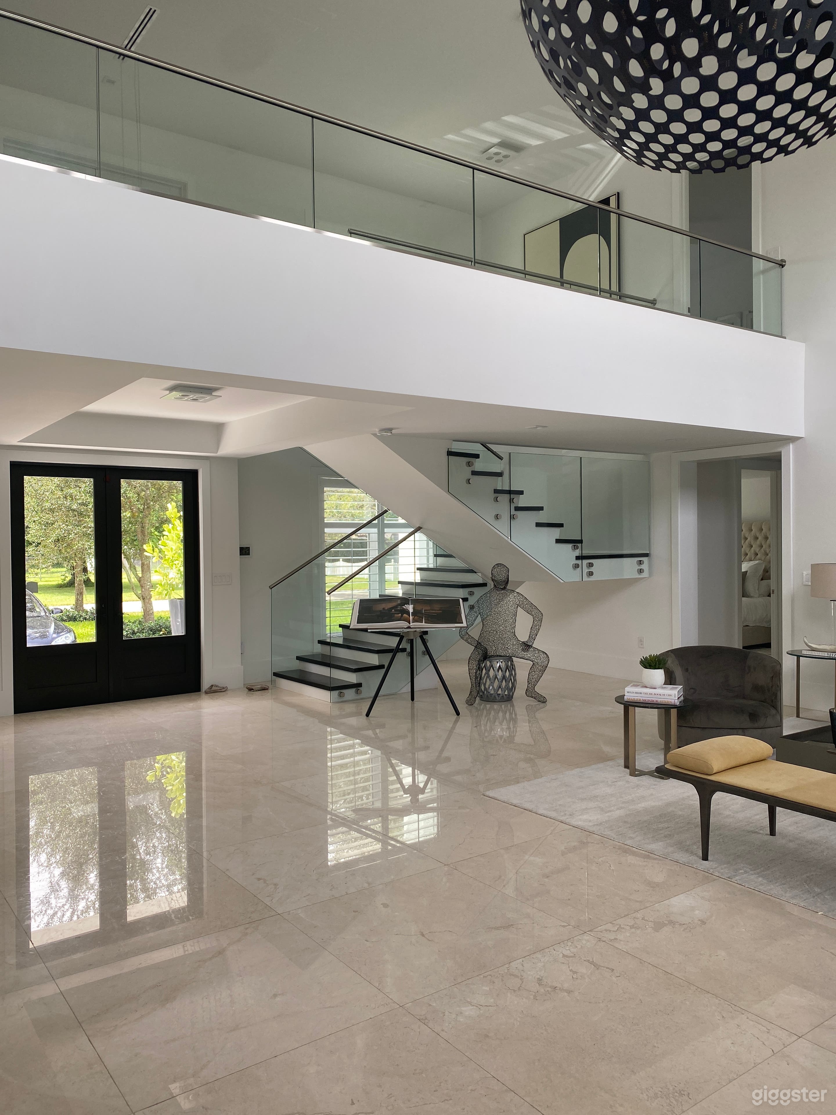 Elegant Modern Home Nestled within Oak Trees Photo 4