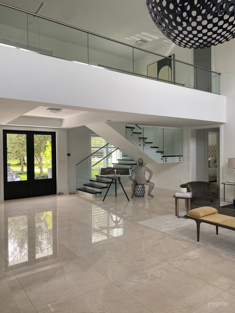  Elegant Modern Home Nestled within Oak Trees 