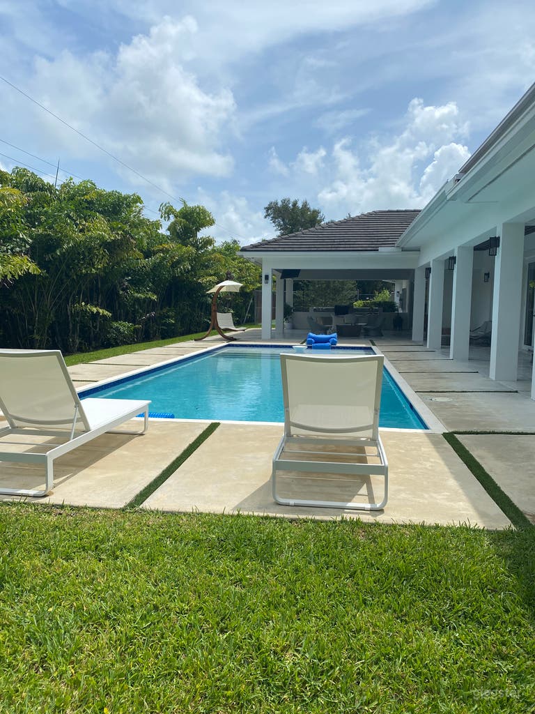  Elegant Modern Home Nestled within Oak Trees 