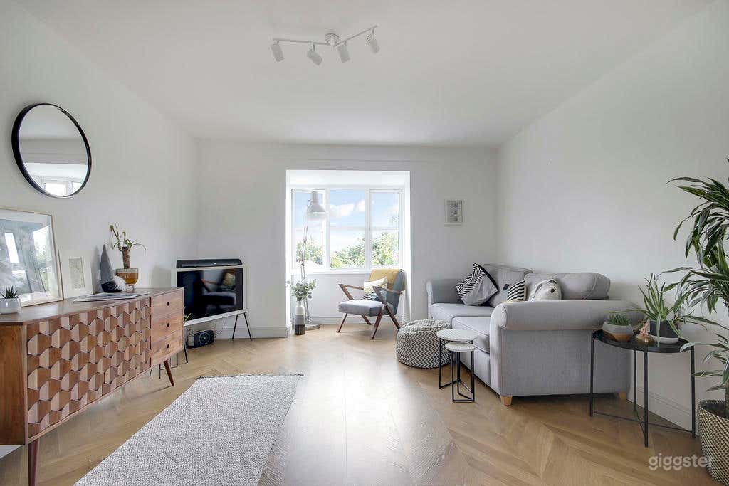 Modern Apartment - Top Floor with lots of light Photo 1