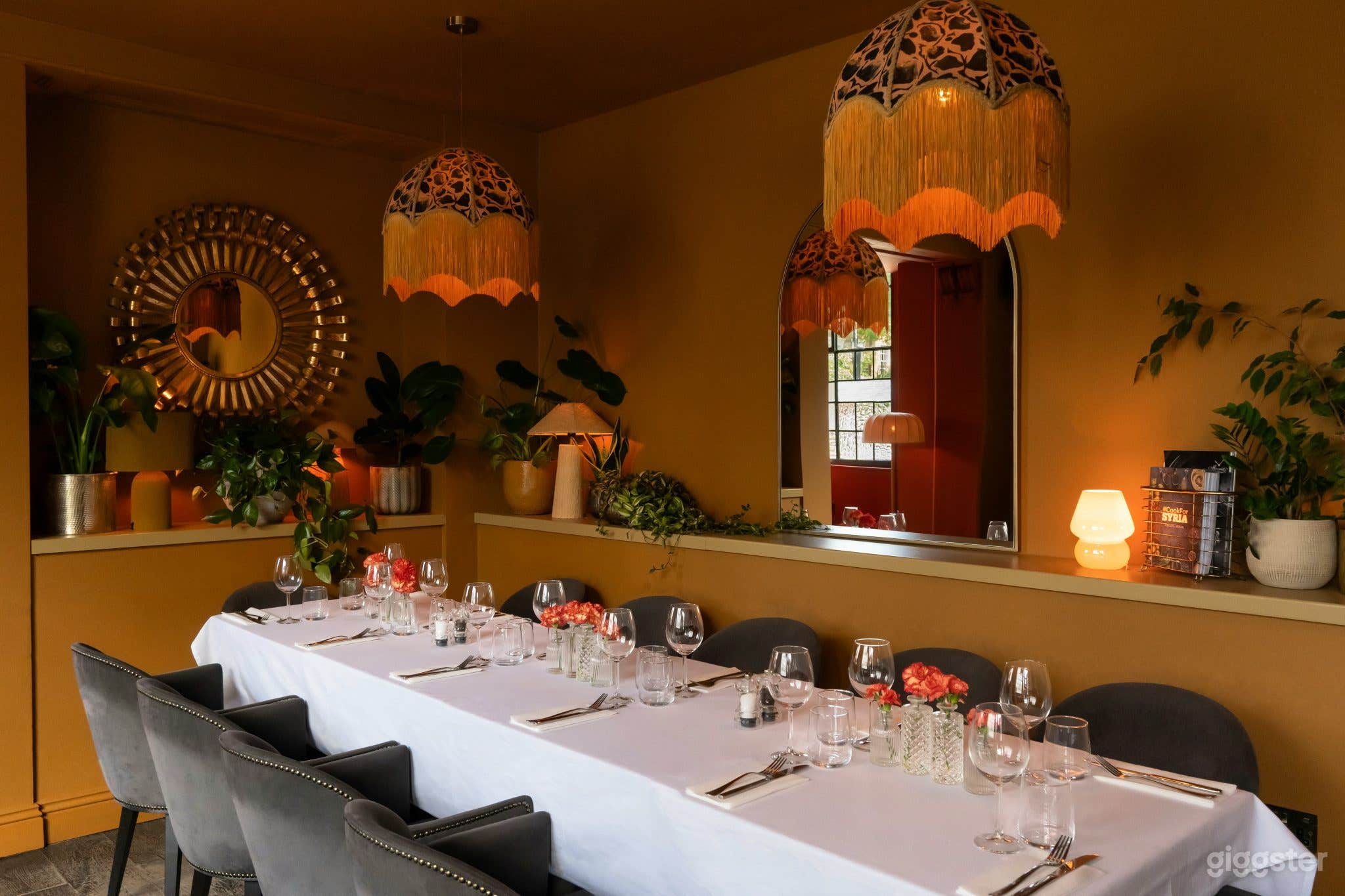 Contemporary Restaurant &amp; Bar with Private Garden Photo 3