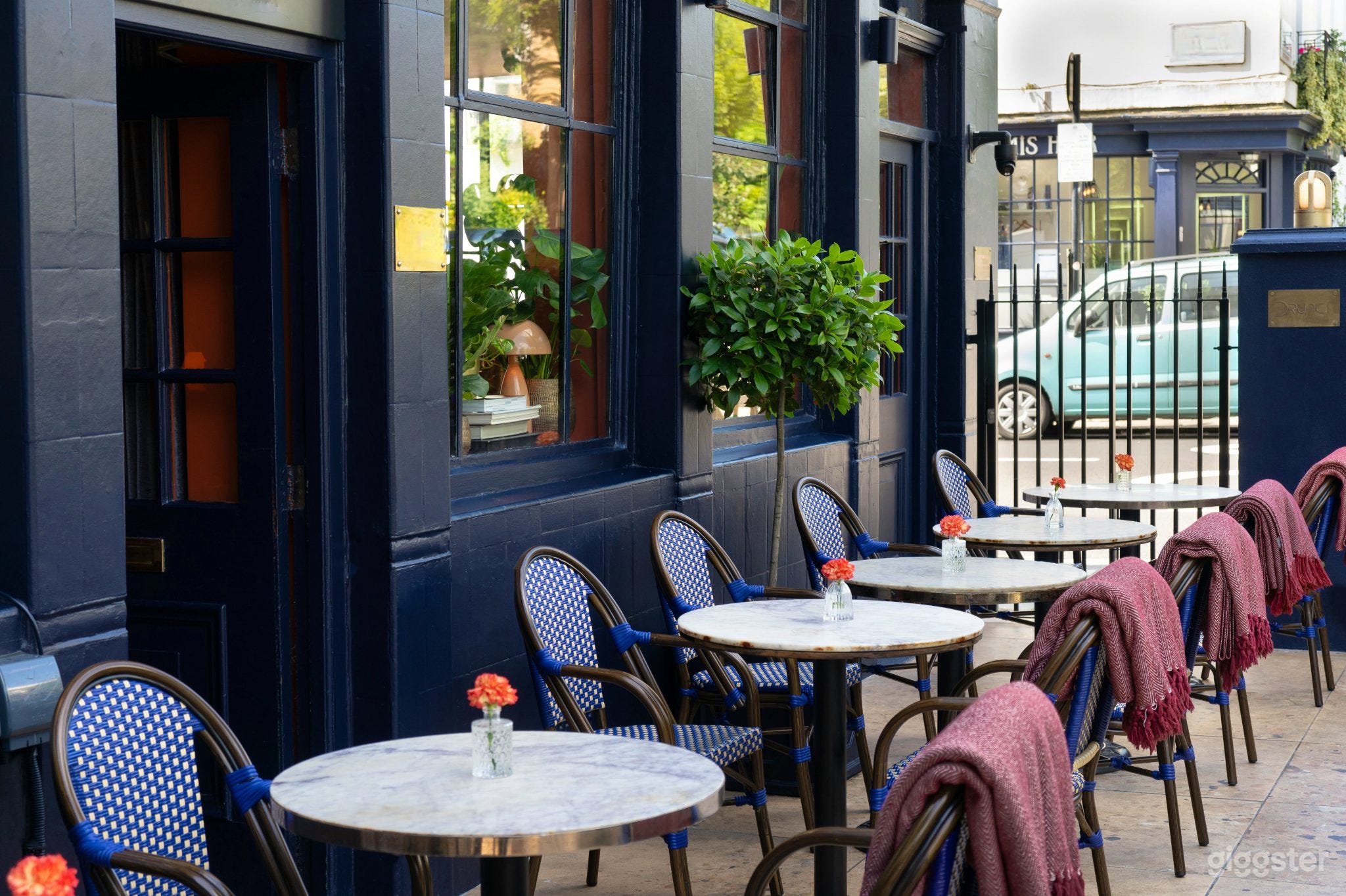 Contemporary Restaurant &amp; Bar with Private Garden Photo 2