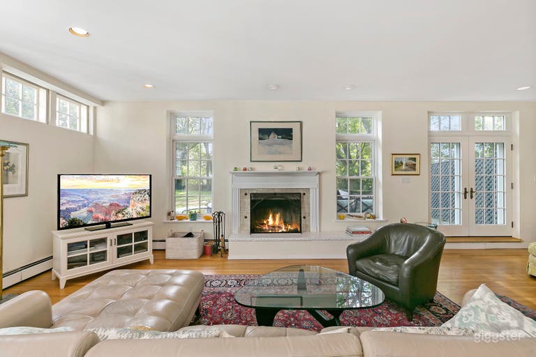  Charming Carriage House  