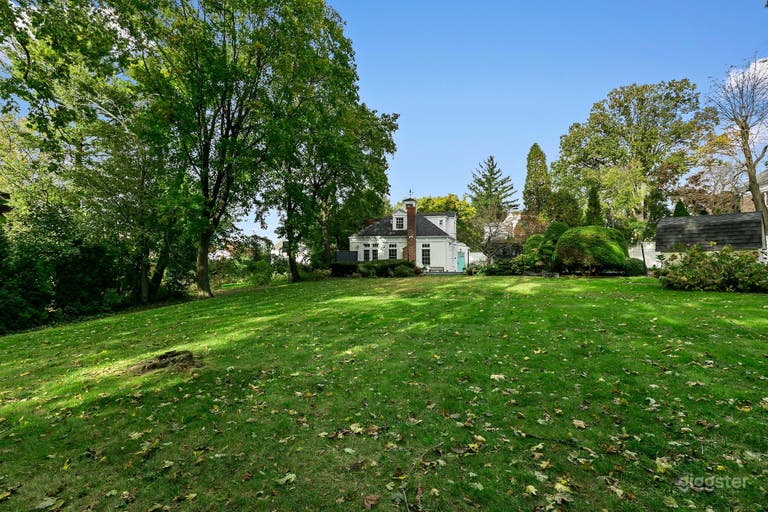  Charming Carriage House  
