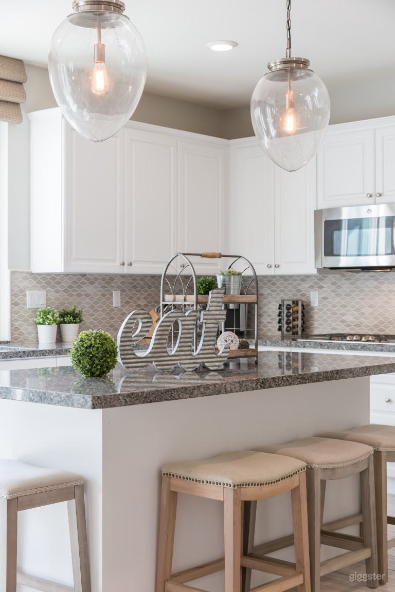 Sun Kissed Modern Fresh Home Photo 4