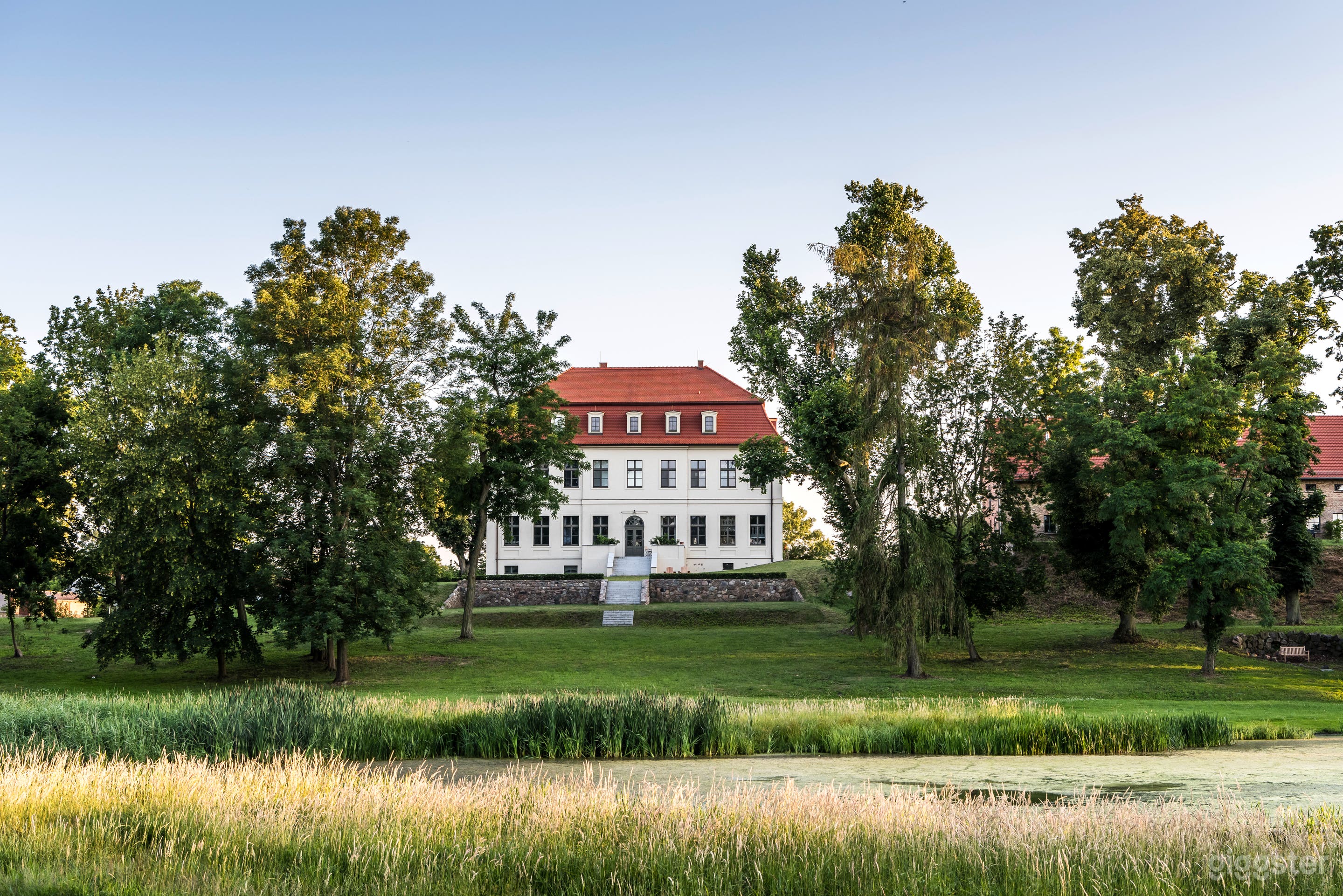 Historic Estate with Pool, Tennis Court, and Park Foto 1