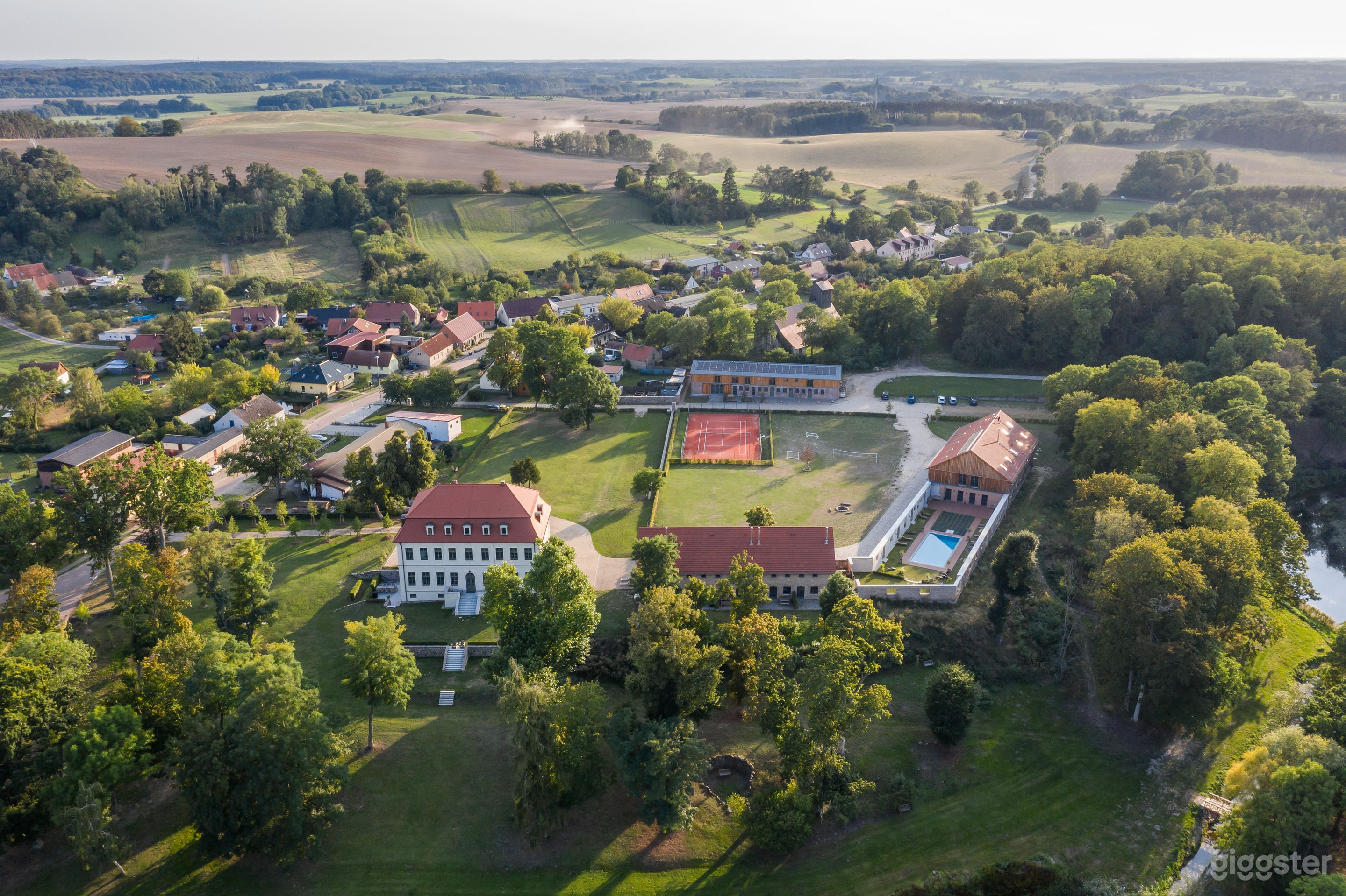 Historic Estate with Pool, Tennis Court, and Park Foto 2