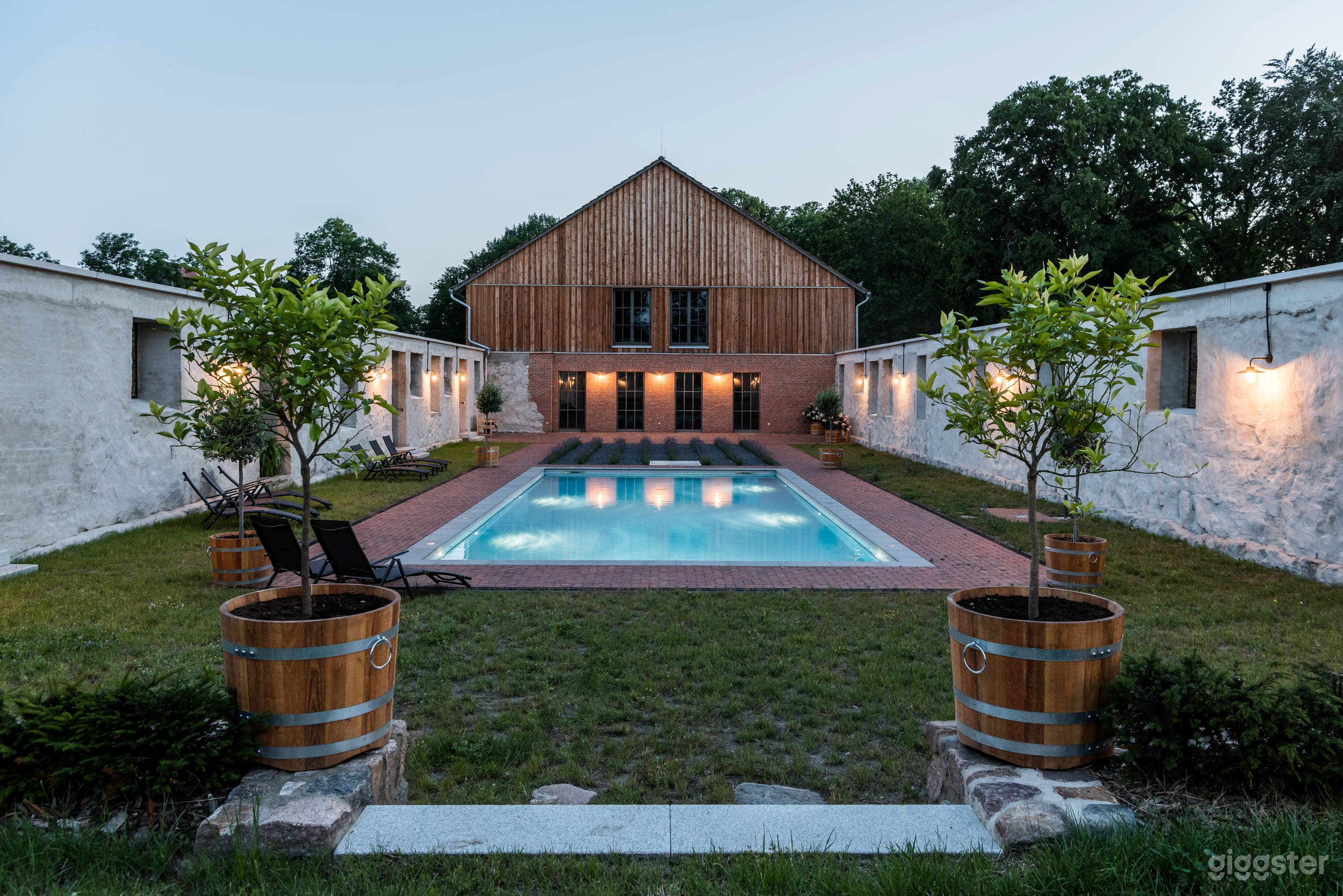 Historic Estate with Pool, Tennis Court, and Park Foto 3