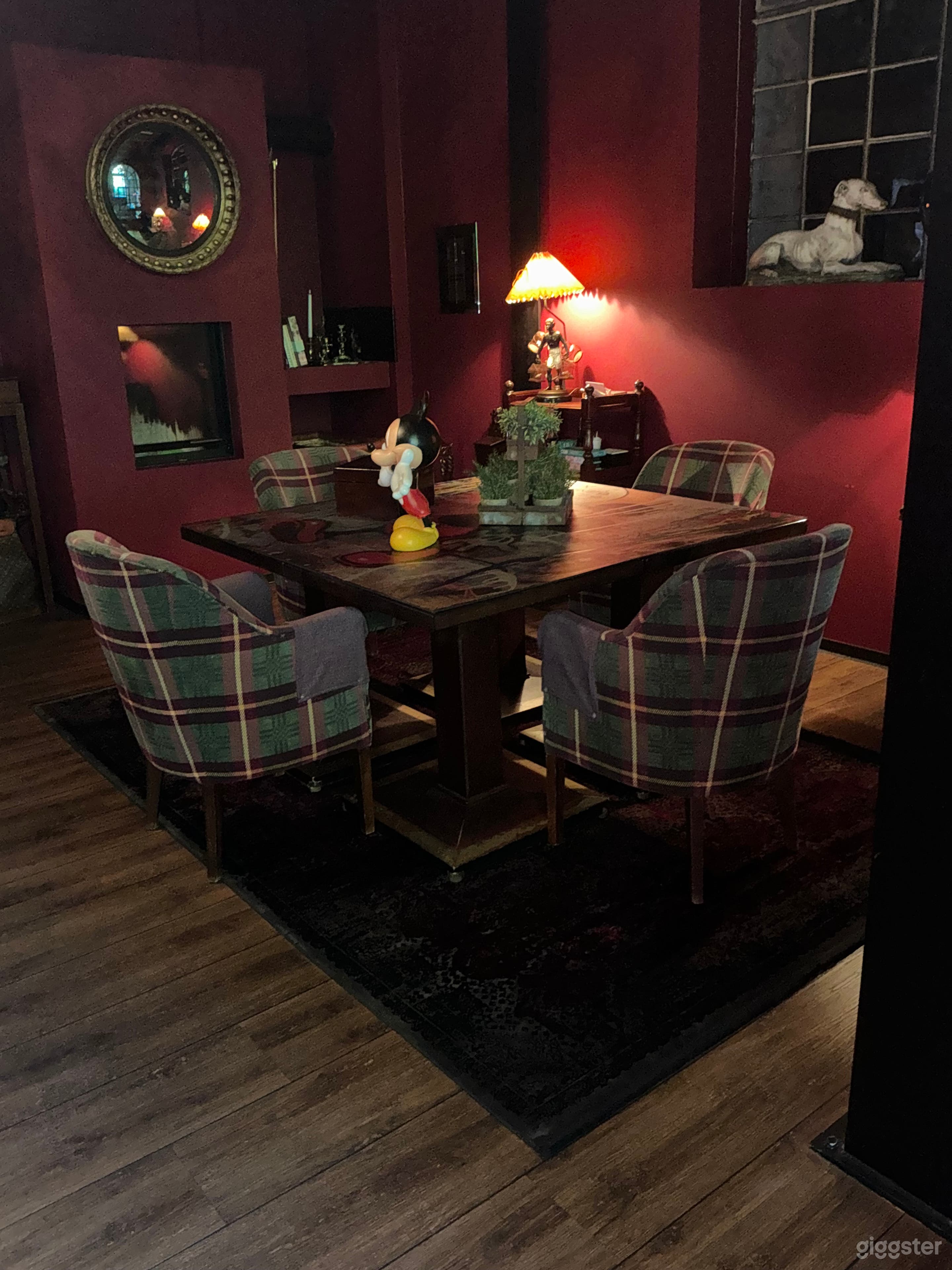 Roter Salon mit Kamin und Kronleuchter Foto 2