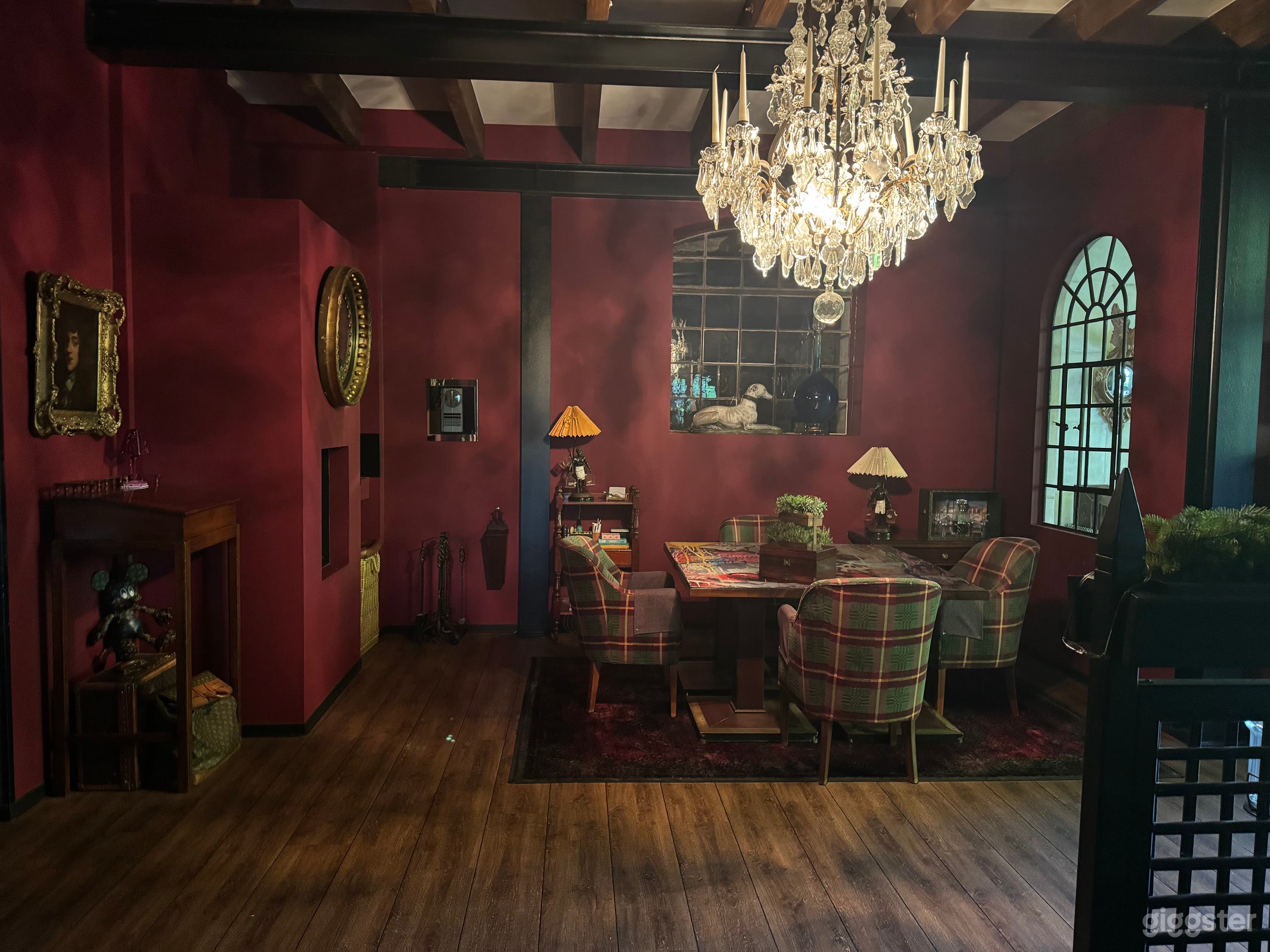 Roter Salon mit Kamin und Kronleuchter Foto 1