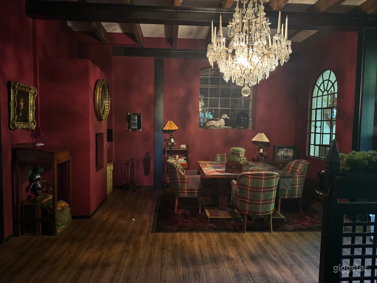  Roter Salon mit Kamin und Kronleuchter 
