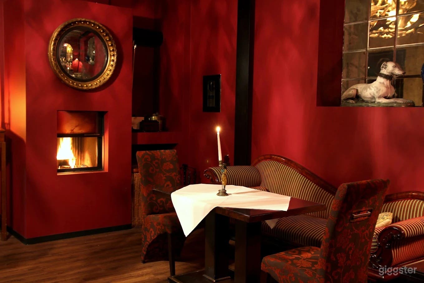 Roter Salon mit Kamin und Kronleuchter Foto 4