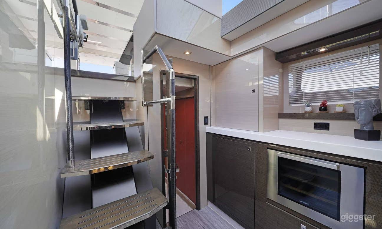 60ft Cruisers Flybridge Yacht Photo 4