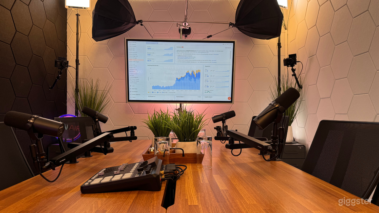 Sleek Pro Podcast & Video Studio in San Antonio Photo 4