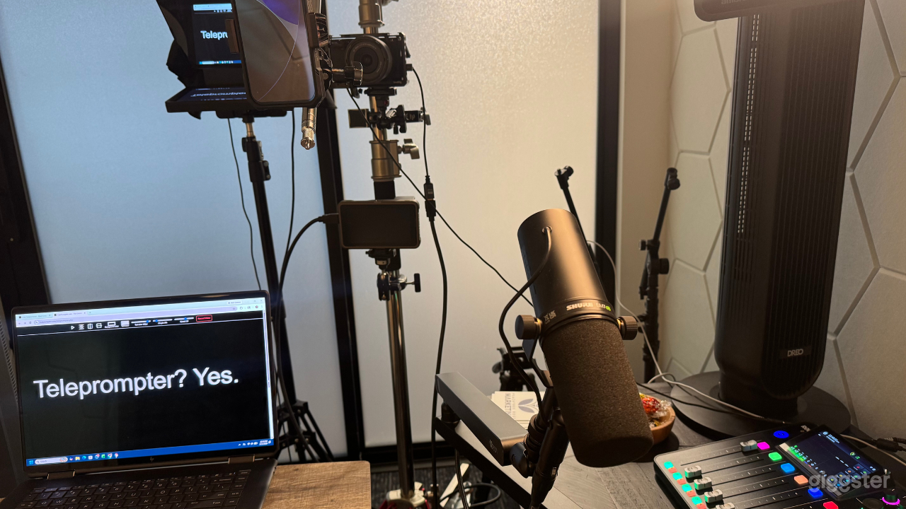 Sleek Pro Podcast & Video Studio in San Antonio Photo 3