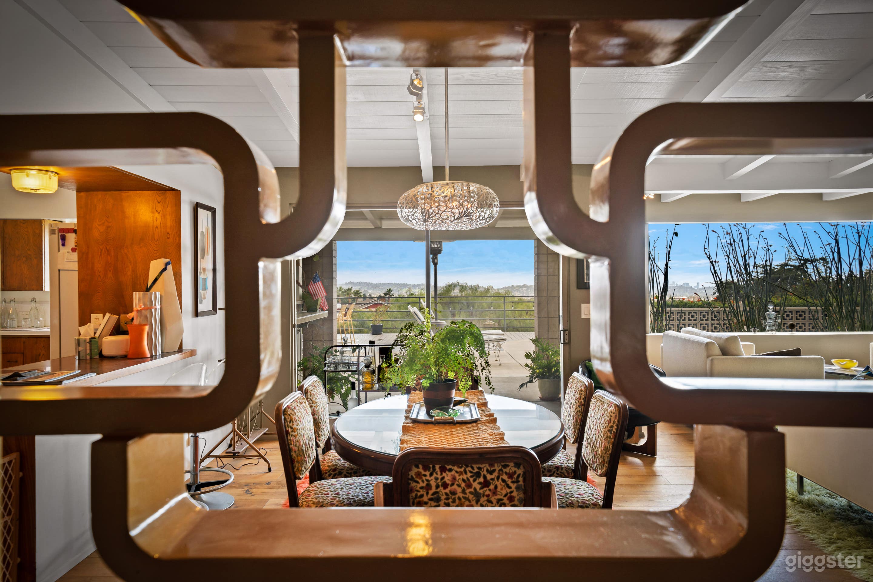 RETRO CHIC GLENDALE  VIEW HOUSE  Photo 2