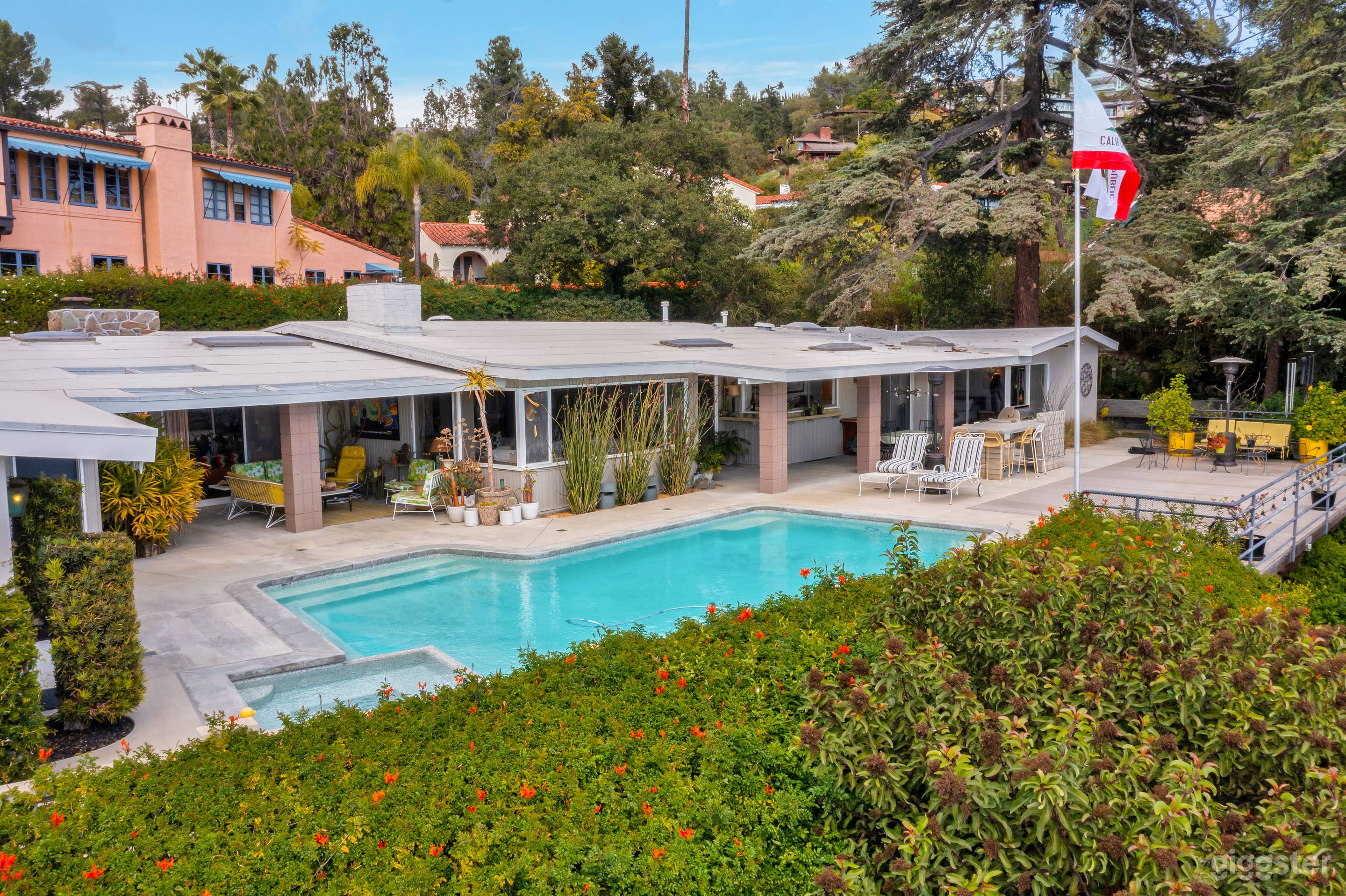 RETRO CHIC GLENDALE  VIEW HOUSE  Photo 3