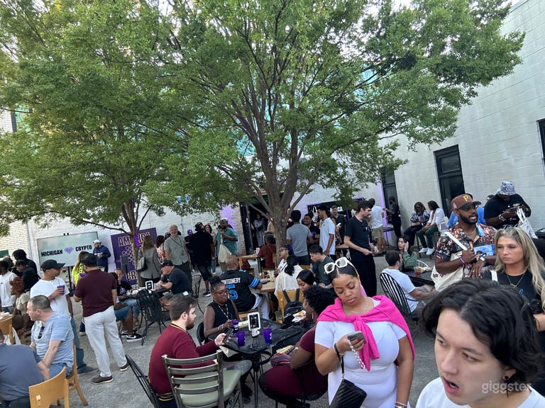  Open and Spacious Courtyard 