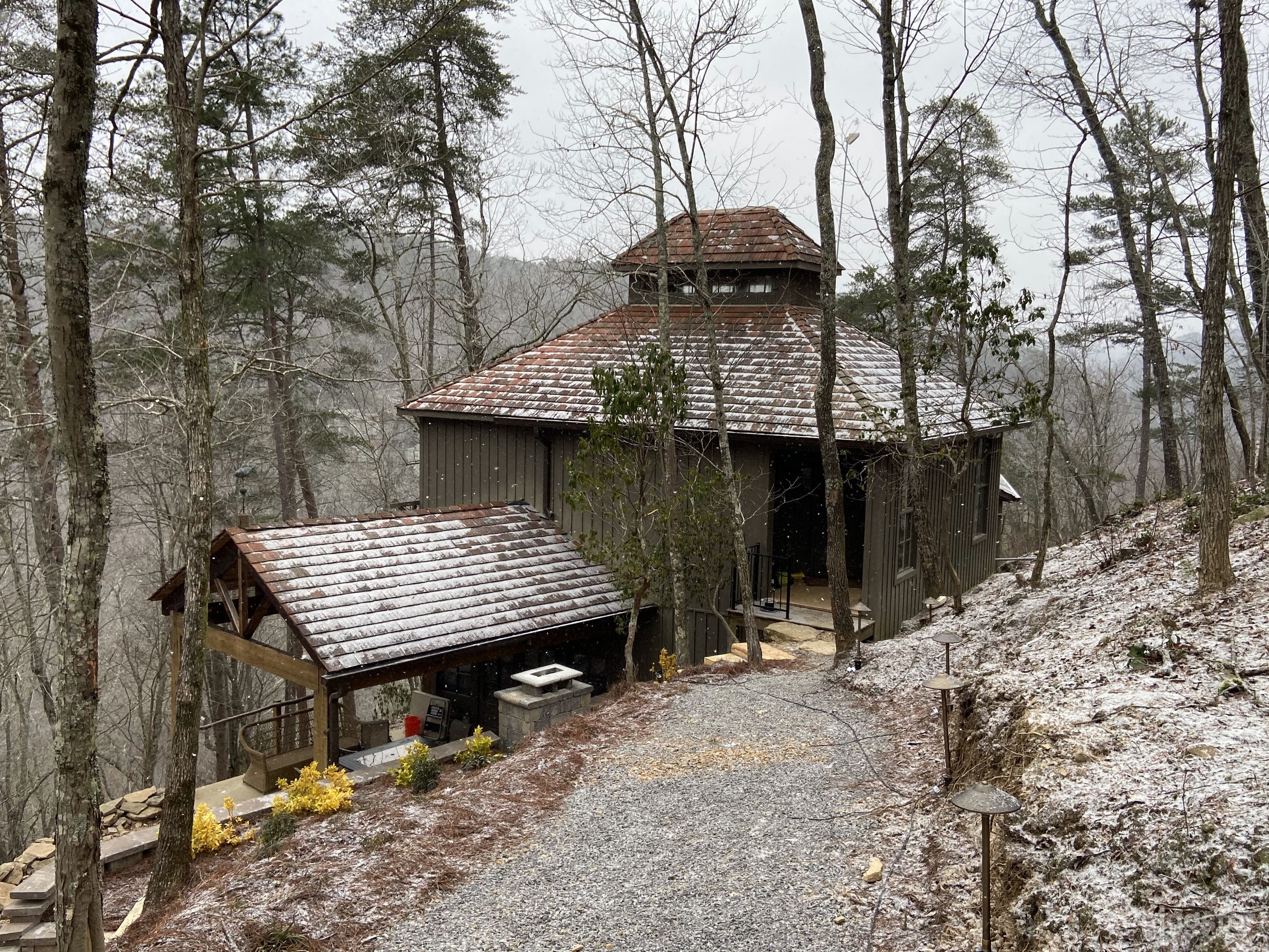 Beautiful Off-Grid Cabin with Waterfalls Photo 1