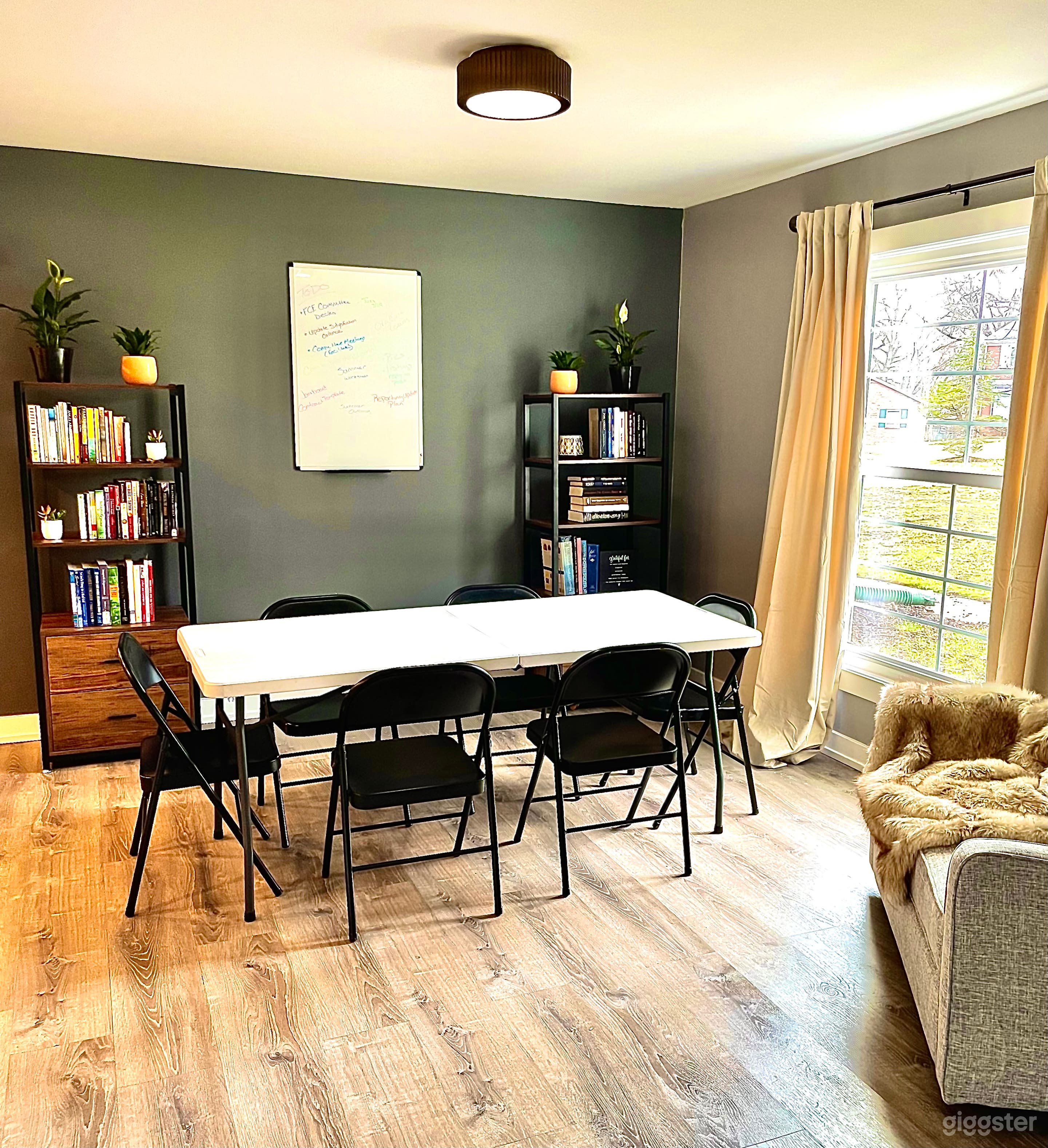 Luxurious Renovated Open and Bright Home Photo 4