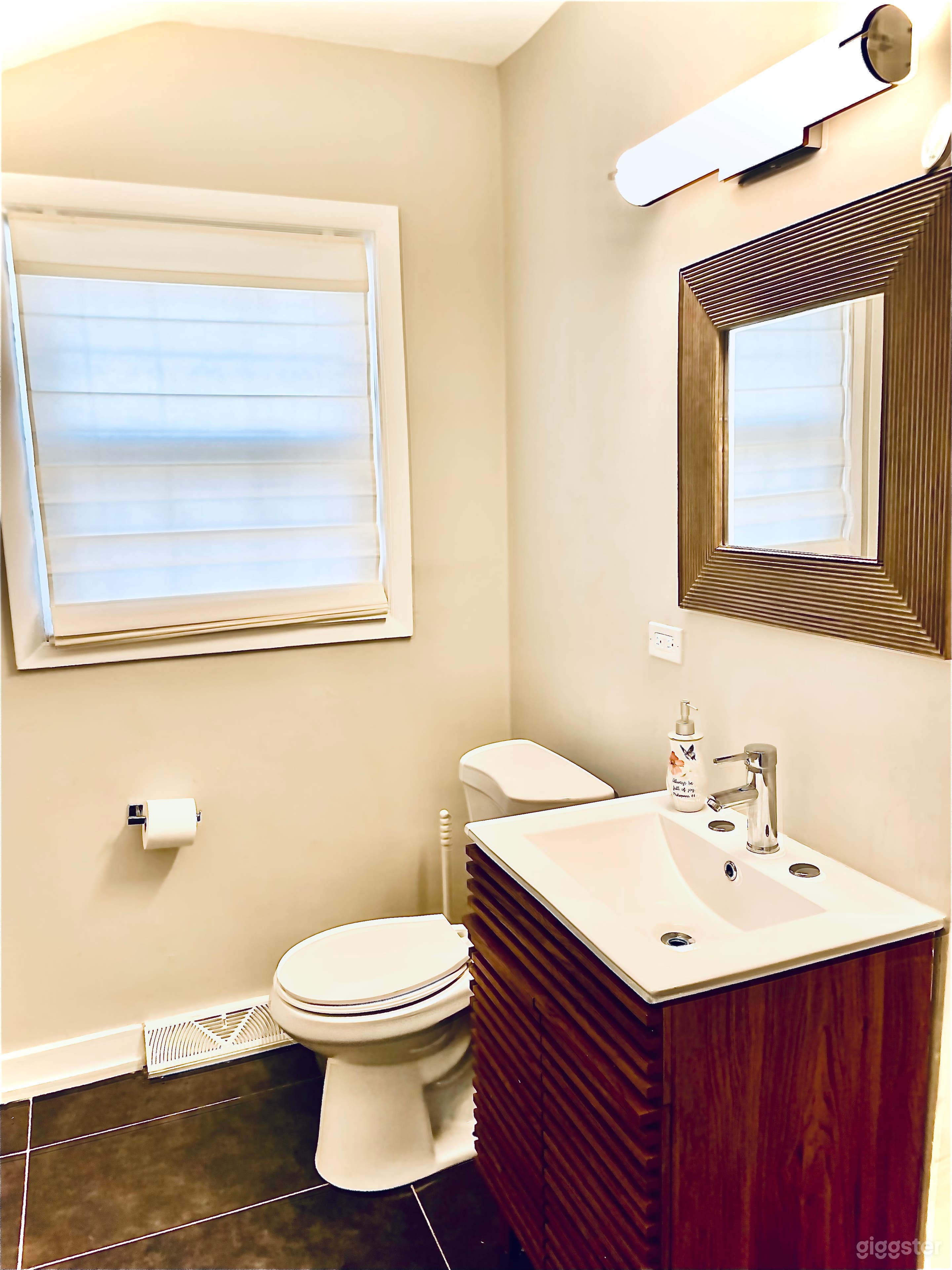 Luxurious Renovated Open and Bright Home Photo 2