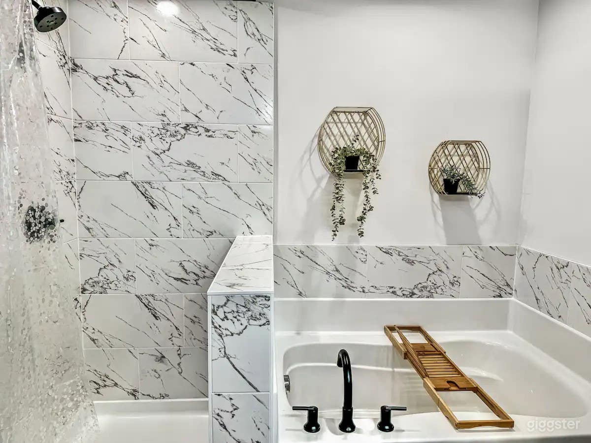 Light-Filled 5BR Home w/ Garage | Film &amp; Photo-Ready! Photo 4