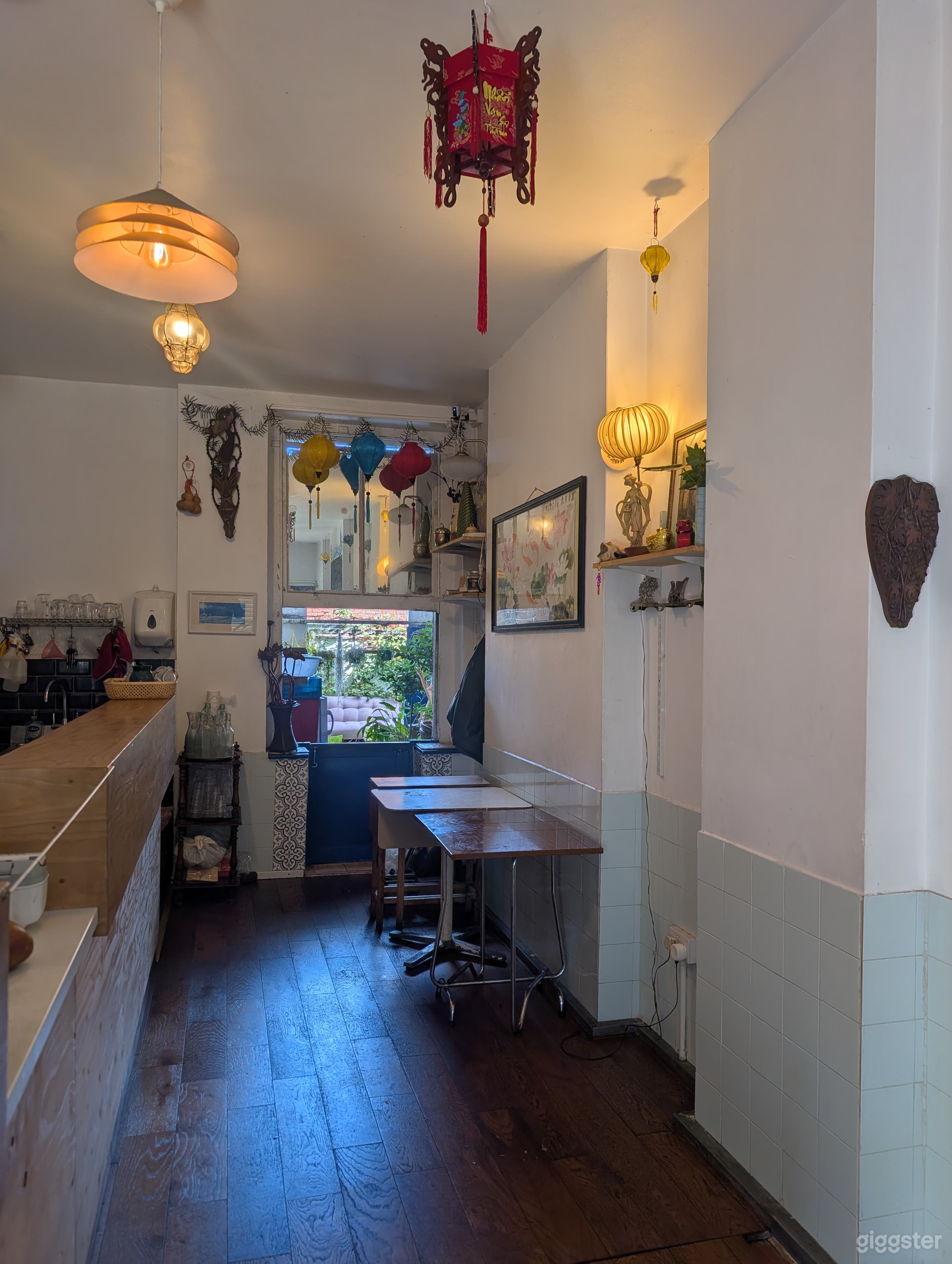 Cosy light filled cafe restaurant in Clapton, Hackney Photo 4