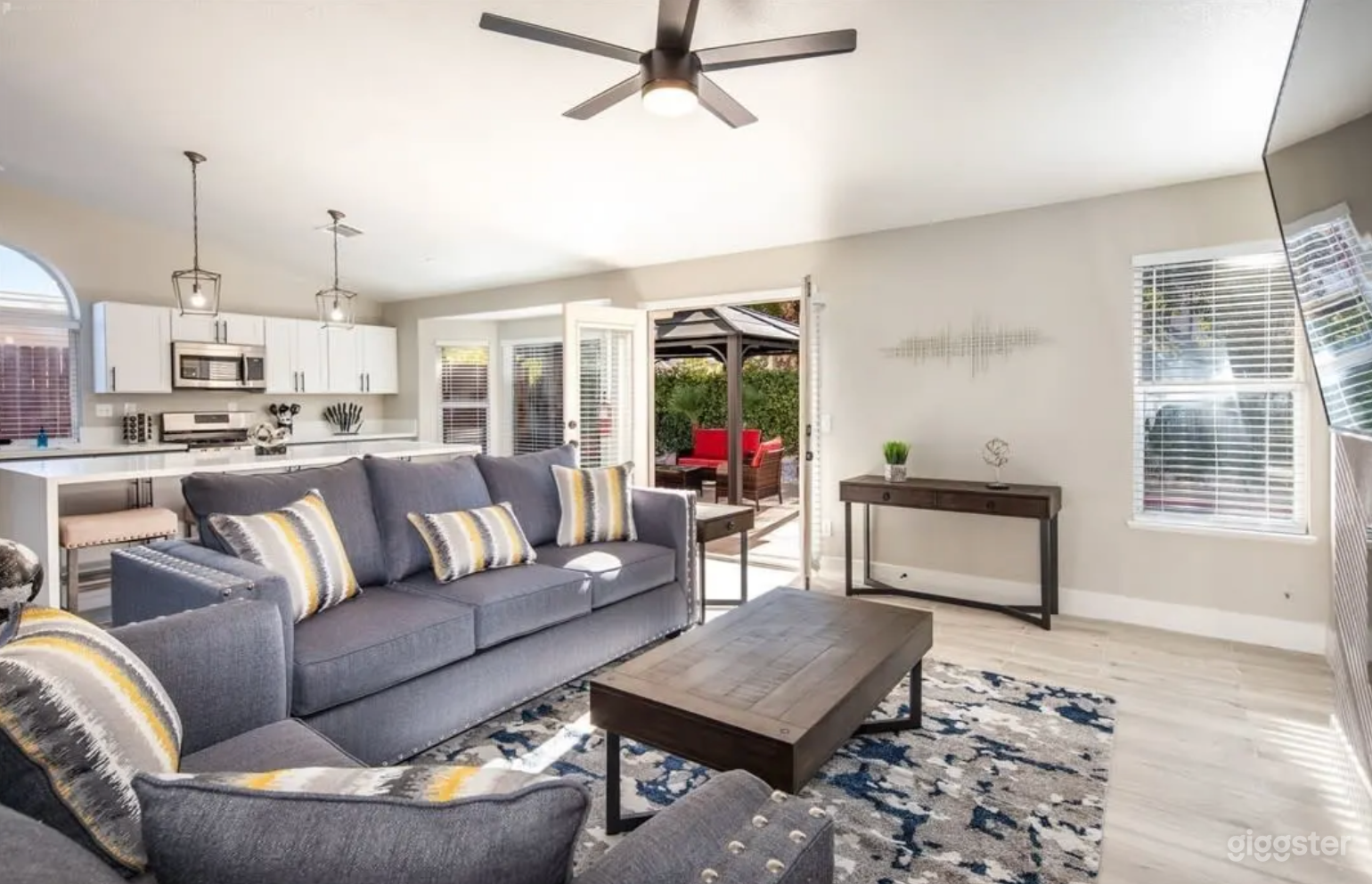 Modern Bright Resort Style Home with high ceilings Photo 4