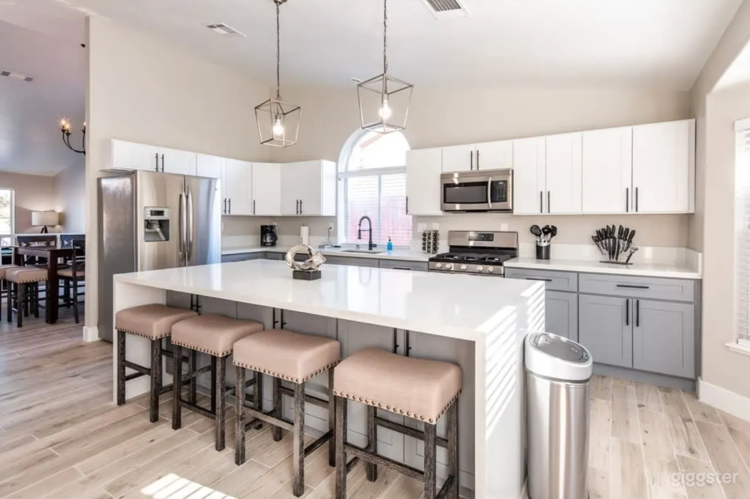 Modern Bright Resort Style Home with high ceilings Photo 1