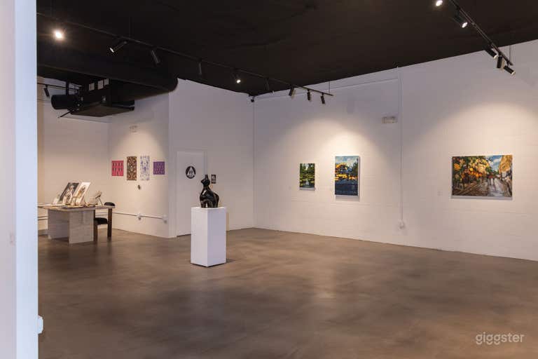  Filmfertiges Kunstgalerie-Gelände + Eingezäunter Parkplatz für 20+ Fahrzeuge 